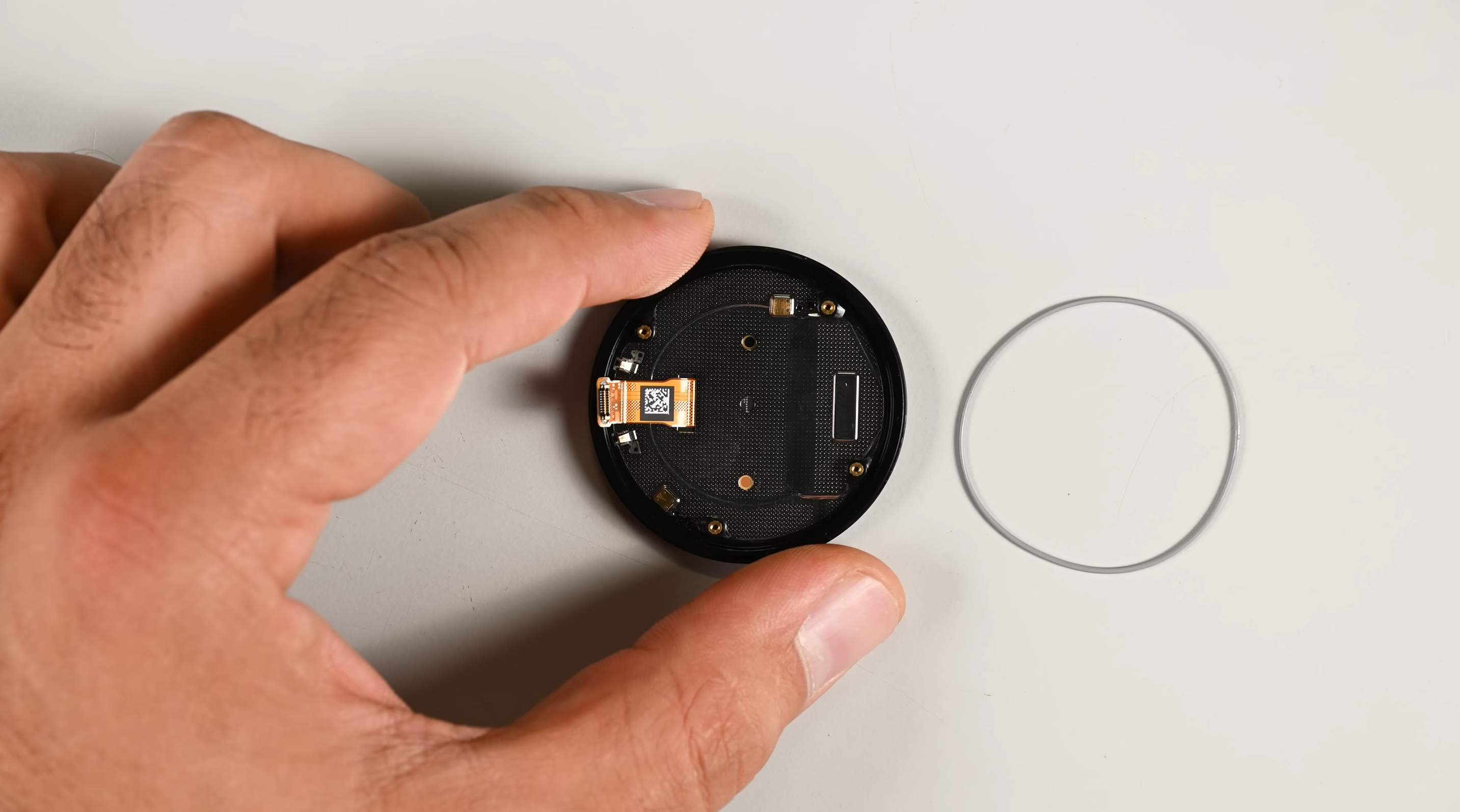 ifixit פירוק של Google Pixel Watch 4
