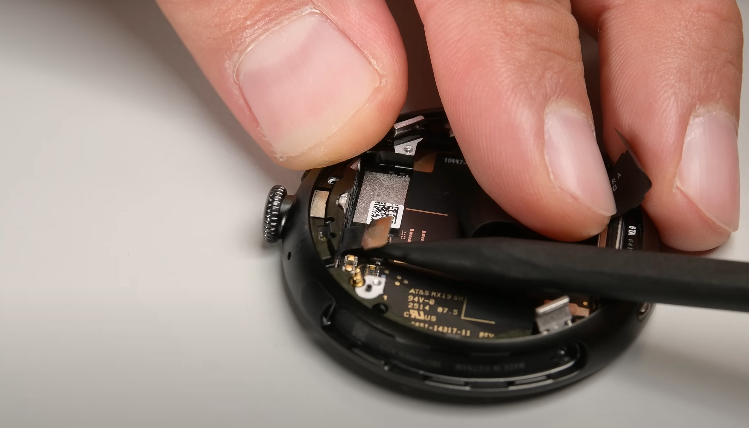 ifixit פירוק של Google Pixel Watch 4