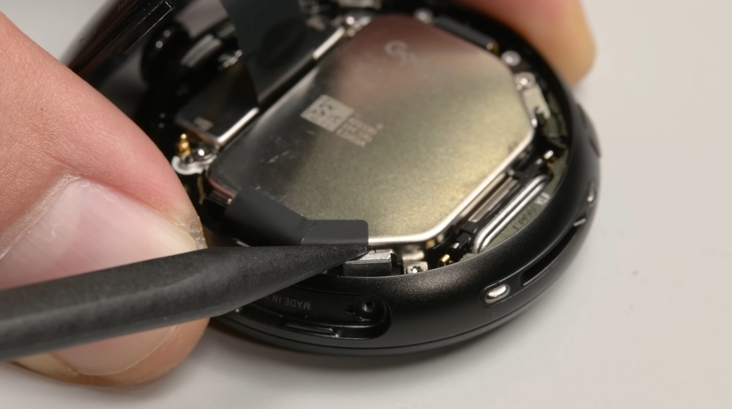 שעון פיקסל 4 פשוט עשה משהו של Apple Watch 11 אפילו לא יכול לחלום עליו - הפך את עצמו לקל לתיקון