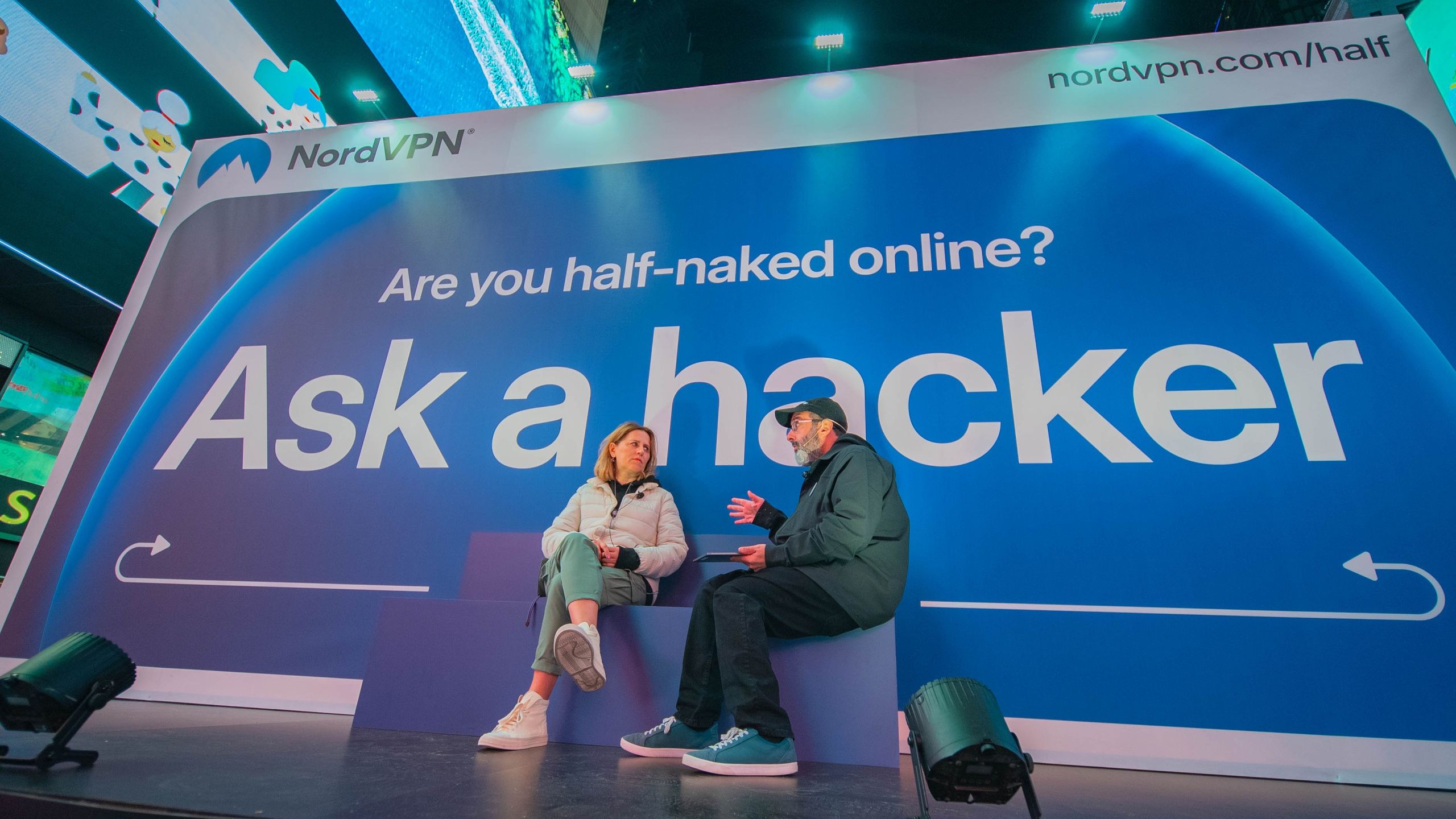 פעלול טיימס סקוור של NordVPN מאפשר לניו יורקרים "לדבר עם האקר"