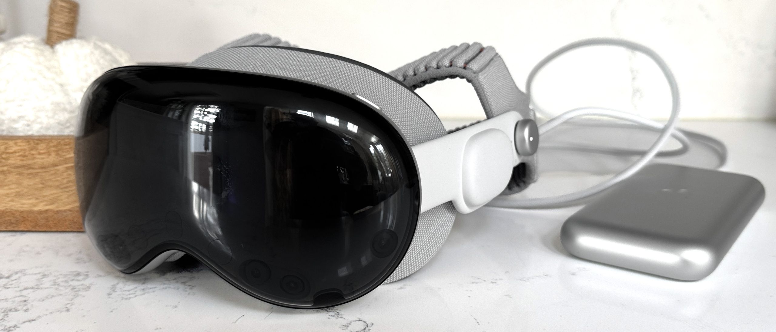 סקירת Apple Vision Pro (M5, 2025): המהפכה נעצרה מאת Mark Spoonauer שפורסמה ב-21 באוקטובר 25. Vision Pro 2025 החדש מציע שבב מהיר יותר, חיי סוללה ארוכים יותר ורצועה נוחה יותר. אבל המחיר הגבוה, העיצוב הכבד יותר והיעדר בינה מלאכותית רב-מודאלית הופכים את אוזניות המחשוב המרחביות הללו למכירה קשה.