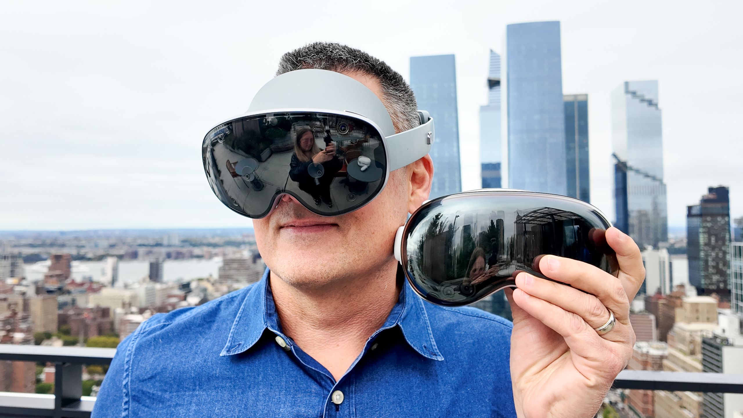 Galaxy XR אולי נראה כמו שיבוט של Vision Pro, אבל סמסונג וגוגל אומרים שזו 'קטגוריה חדשה'