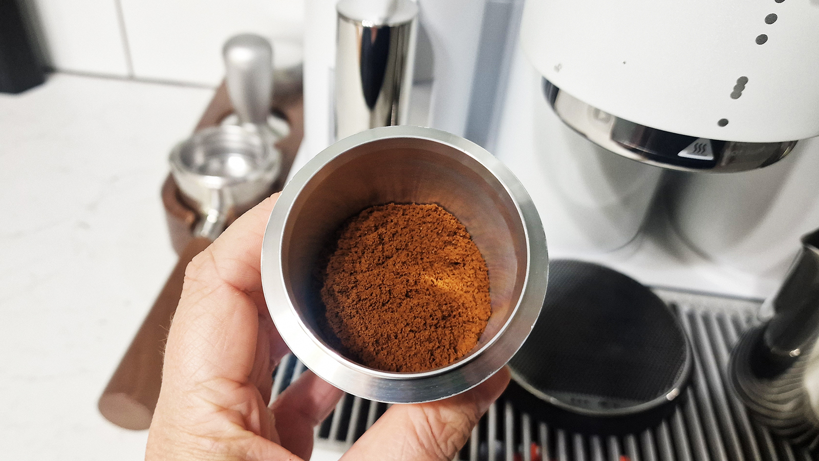 קפה טחון במכונת אספרסו מרקי 