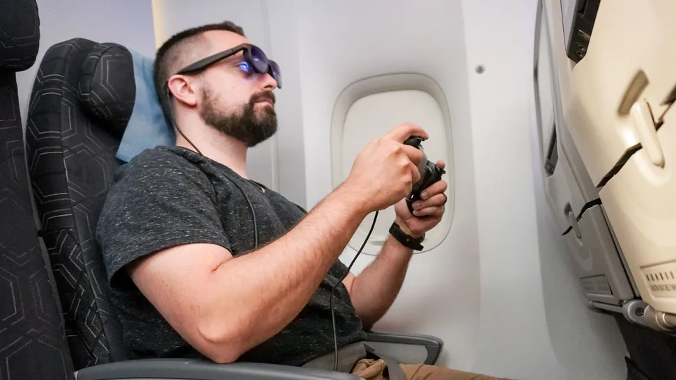 אנתוני ספדאפורה מחזיק משחק משחק בטיסה