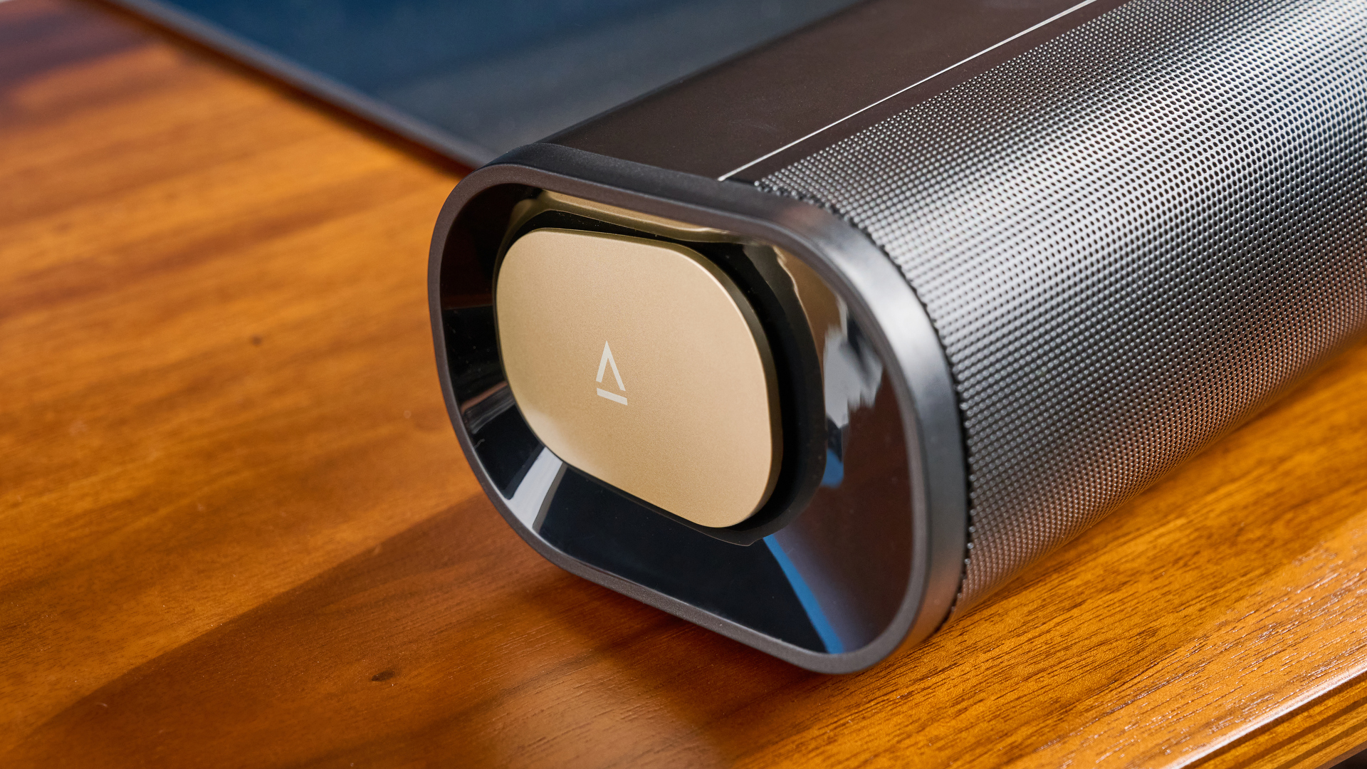 סרגל הסאונד והסאבוופר היצירתי של stage pro, מערכת קולנוע ביתי בתקציב סופר-תקציבי עם 2.1 ערוצים ושלט רחוק מצולם על מעמד טלוויזיה מעץ עם טלוויזיה מאחור