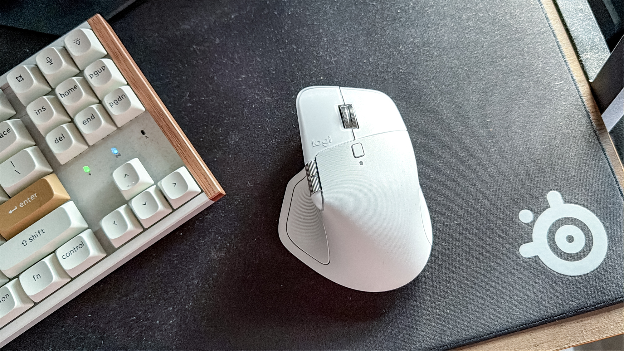 Logitech MX Master 4 עכבר על כרית עכבר ליד המקלדת