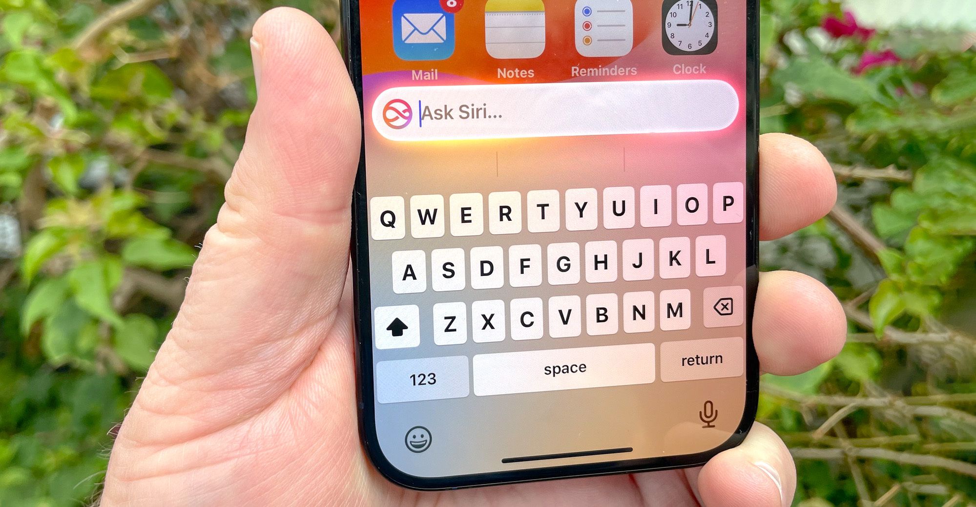 השדרוג הגדול של Apple Intelligence ל-Siri עדיין בדרך, אבל הבודקים של אפל עצמם מעוררים אזעקה