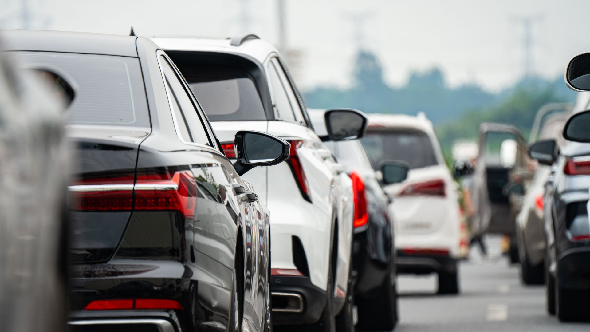 תמונה של מכוניות בתנועה כבדה בעיר.