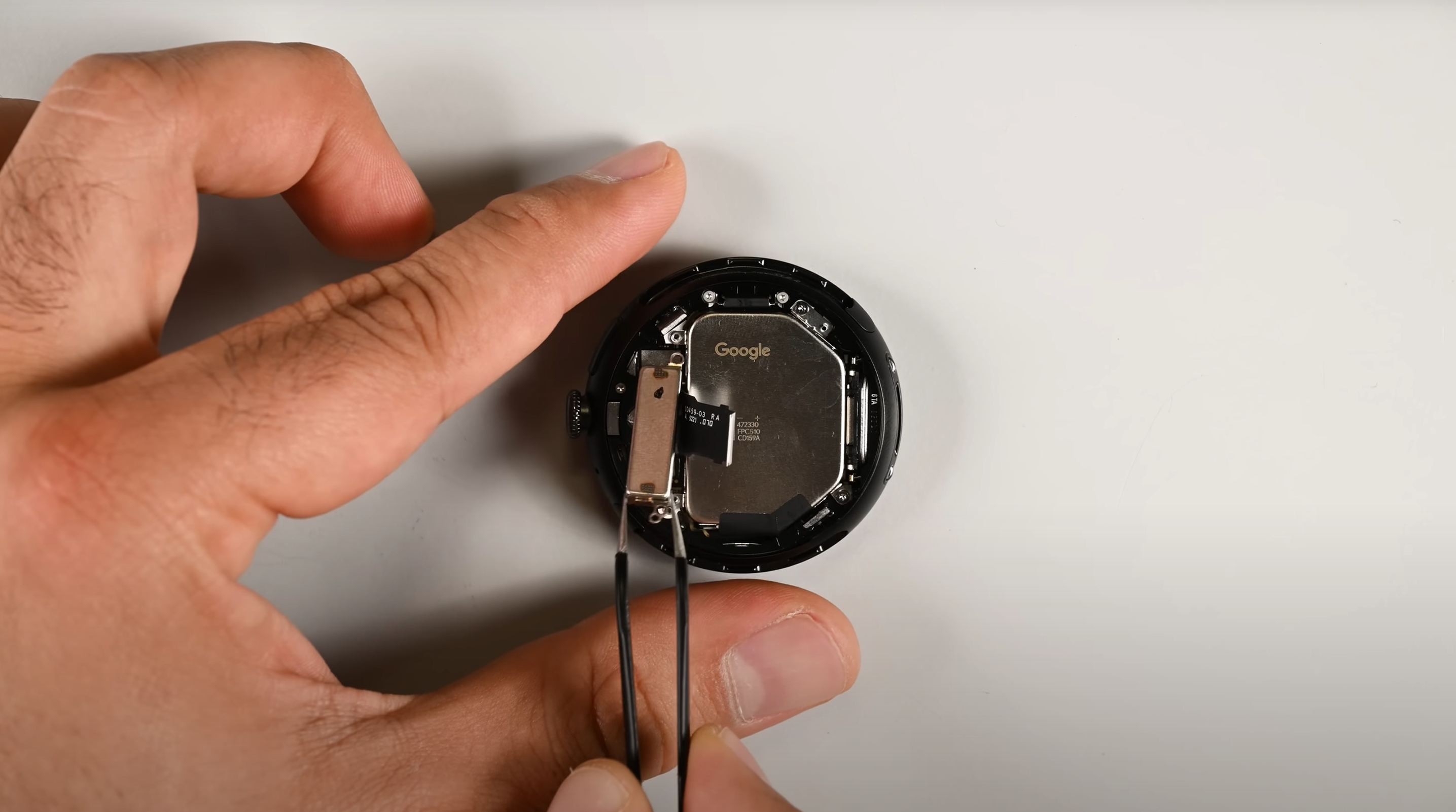 ifixit פירוק של Google Pixel Watch 4