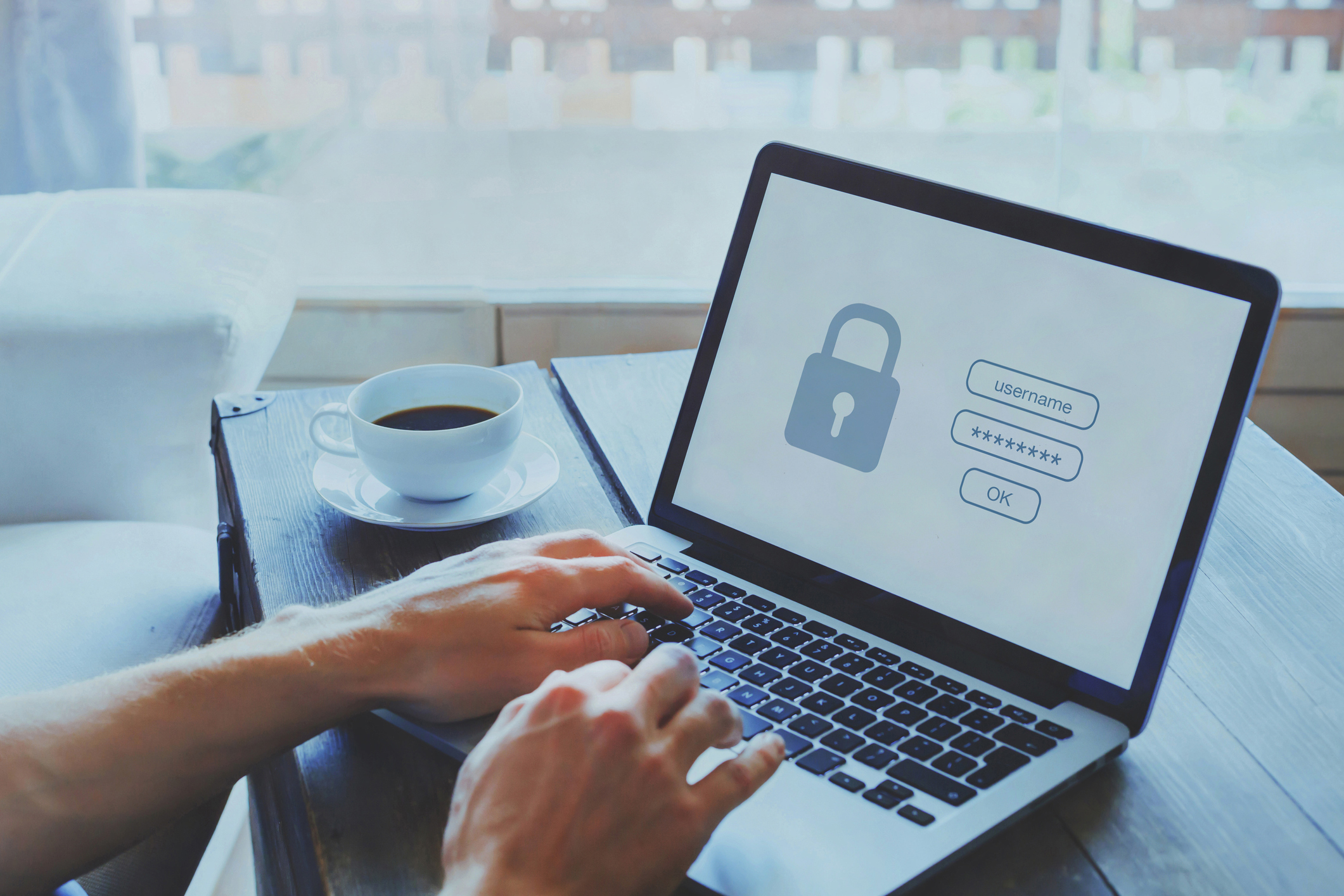 משתמש VPN מזין את פרטי הכניסה והסיסמה שלו במחשב