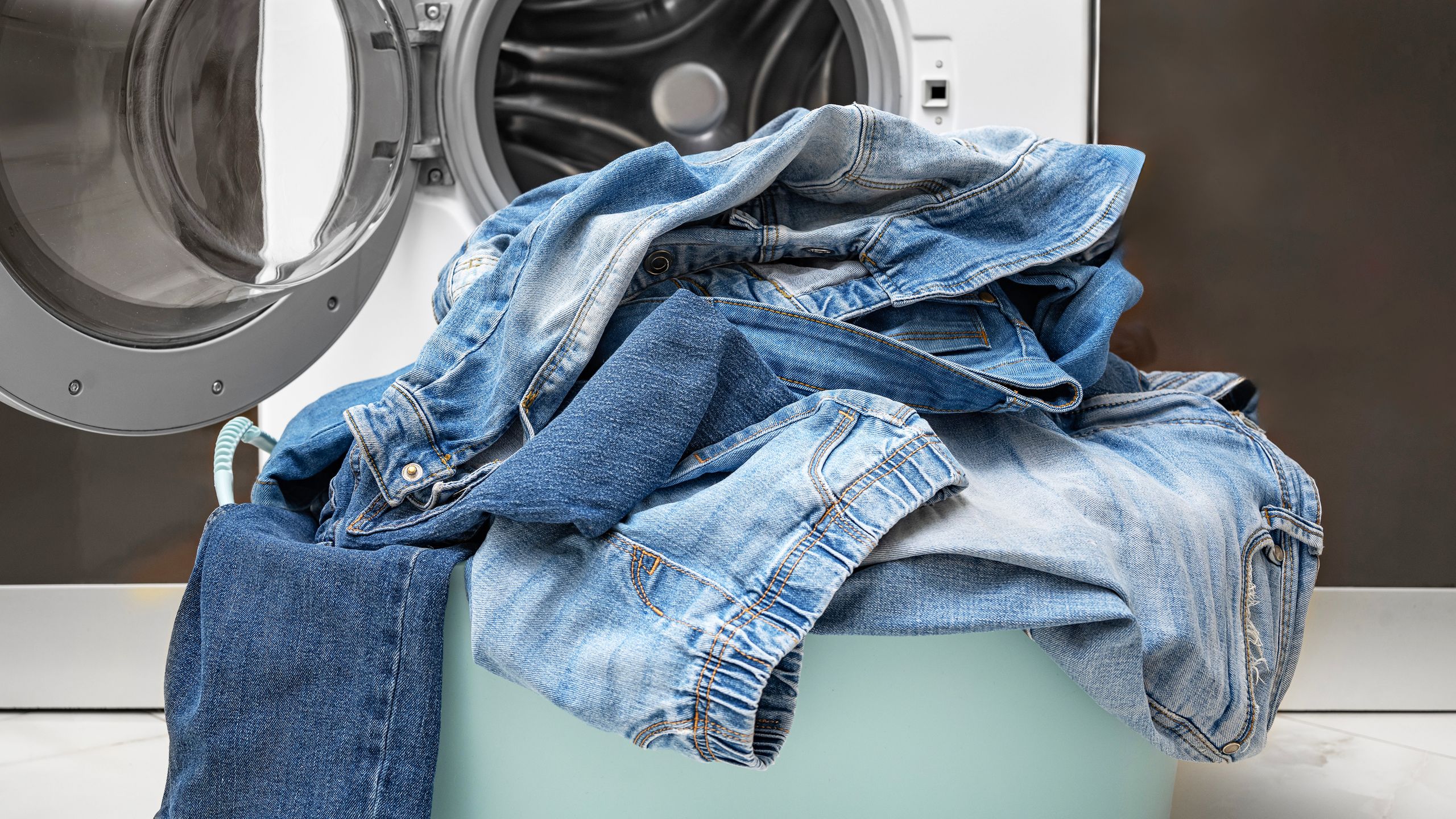 מומחים ממליצים על מצרך המזווה הזה בשווי $1 כדי למנוע מהג'ינס שלך לדהות בכביסה - הנה הסיבה שזה עובד