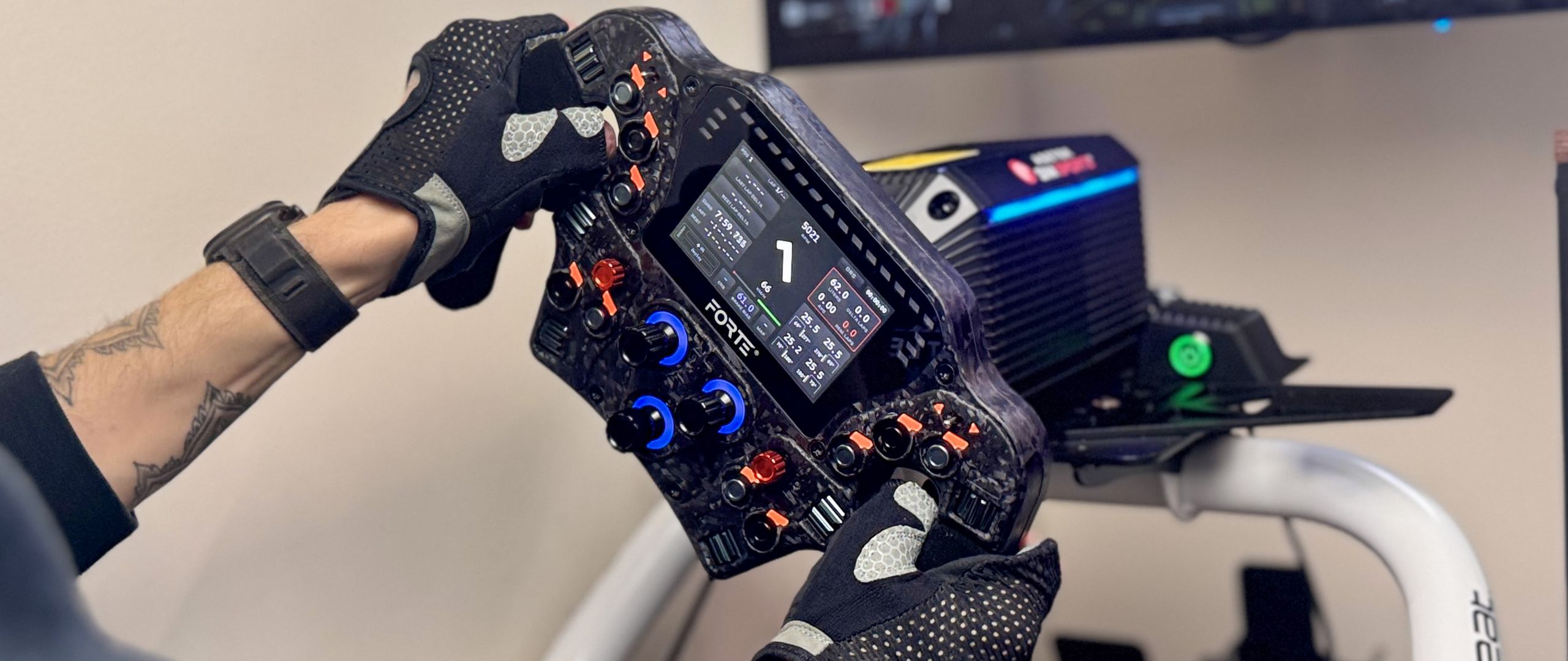 נסעתי 1,000 מיילים עם מתקן ה-Sim Asetek Forte וזה השפיל אותי בצורה הטובה ביותר מאת Jason England פורסם ב-6 בנובמבר 25 אם אתה בראש משחק מרוצי ה-Sim שלך, בסיס גלגלים של Asetek Forte, דוושות וגלגל פורמולה פרו הם אחת הדרכים הטובות ביותר ללכת.