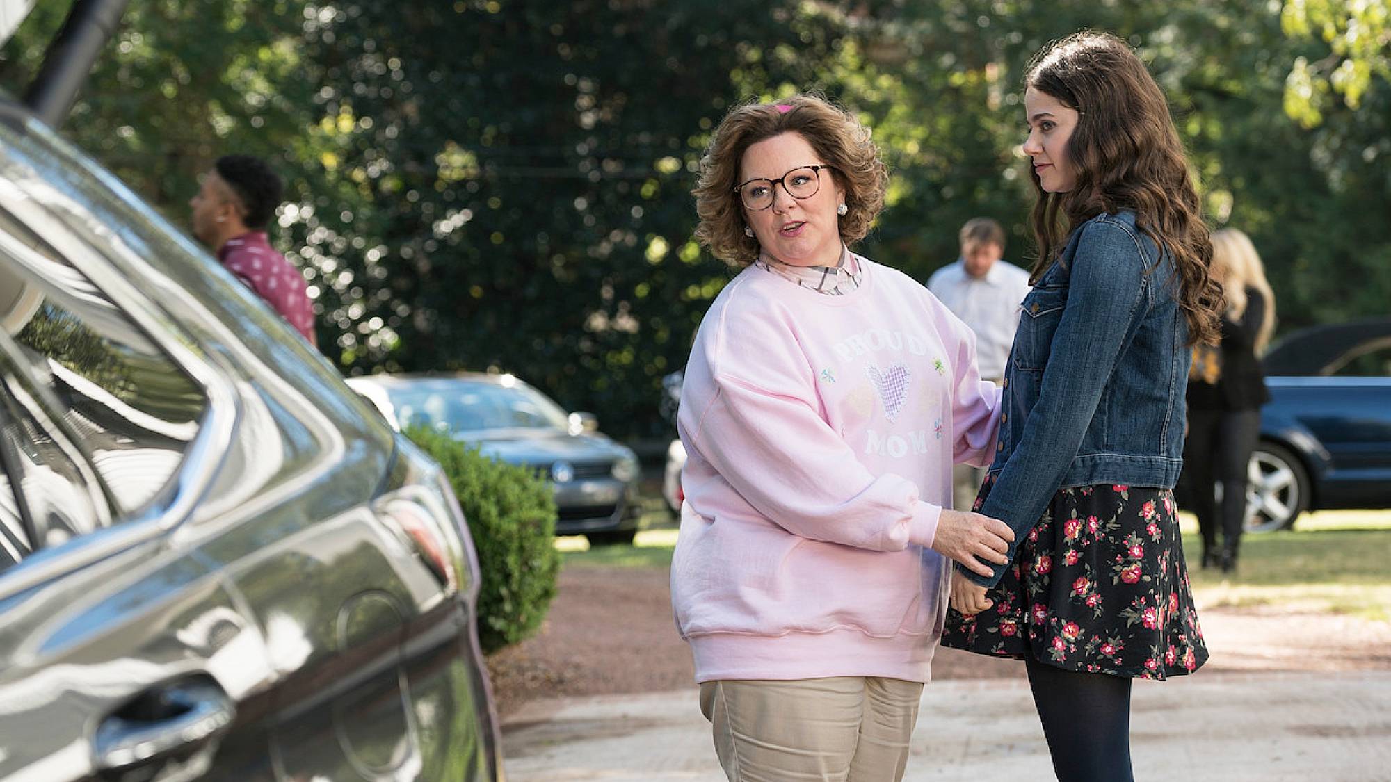 מליסה מקארתי בתור דיאנה ומולי גורדון בתור מאדי ב "חיי המפלגה" סרט (2018)