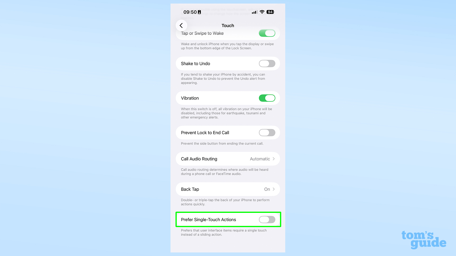 הגדרות נגישות מגע ב-iOS 26.1, כאשר הלחצן 'העדף פעולות בנגיעה אחת' מסומן