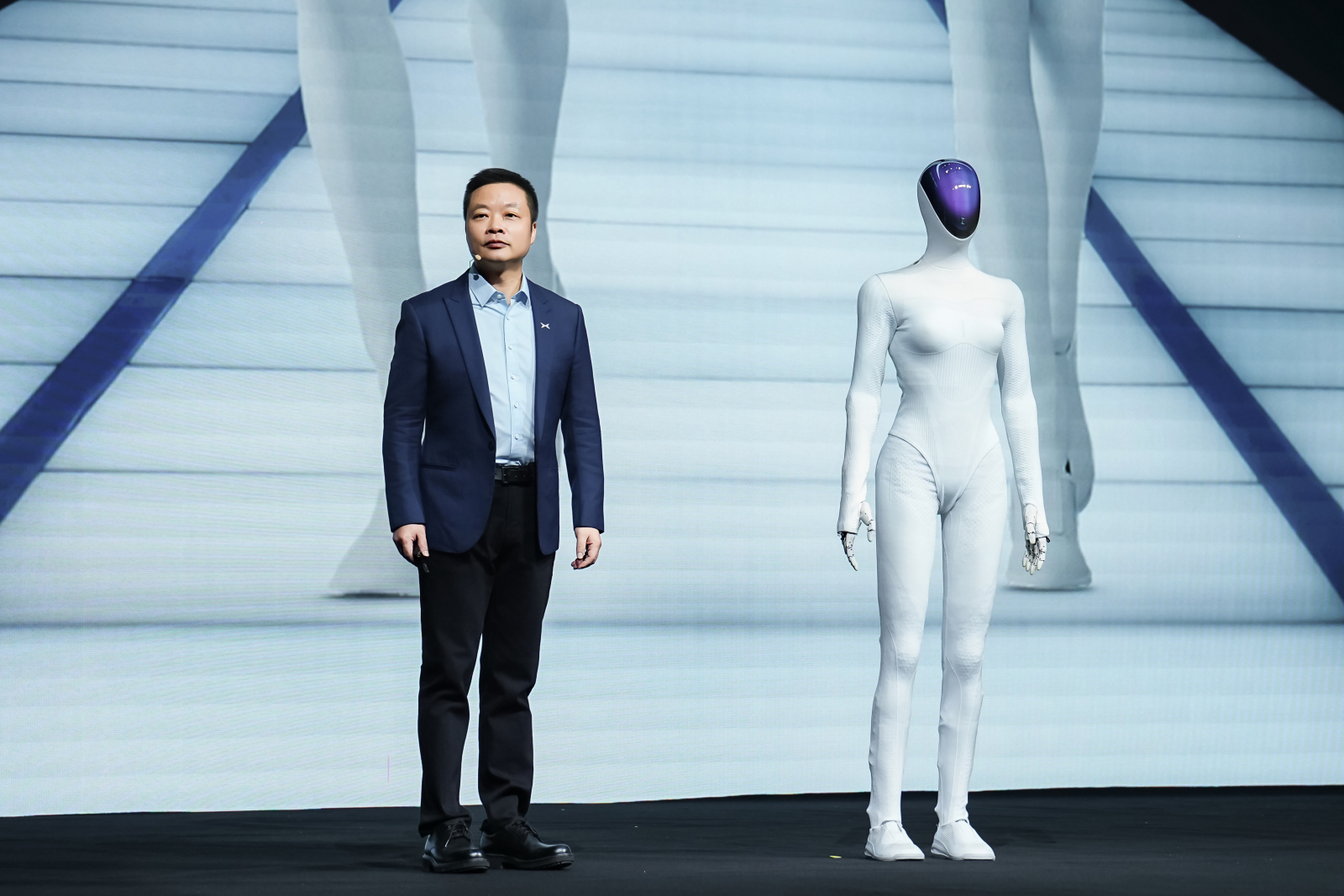 רובוט Xpeng Iron על הבמה