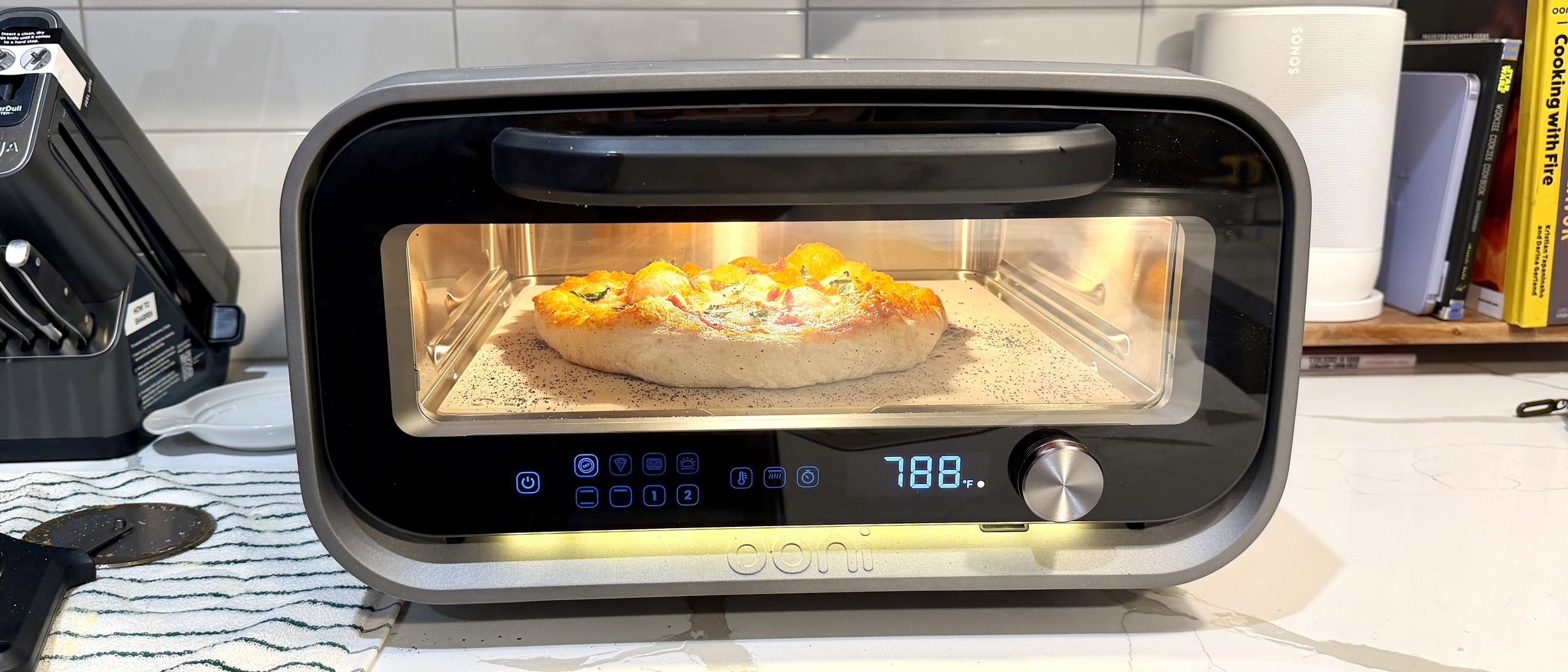 אופרה אוהבת את זה, בדקתי את זה - תנור הפיצה Ooni Volt 2 מהווה כיסוי חזק למקום על השיש שלך מאת קייט קוזוץ' פורסם ב-7 בנובמבר 25 קומפקטי, חזק ומושלם ללילות פיצה מקורה