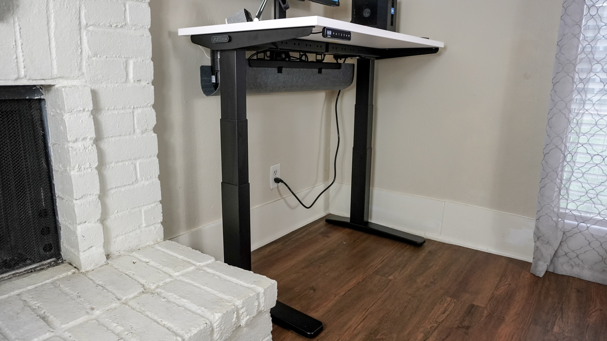 מבט מהצד של שולחן העבודה העומד של Uplift V3 המציג את מגש ניהול הכבלים החדש והרחב יותר שלו