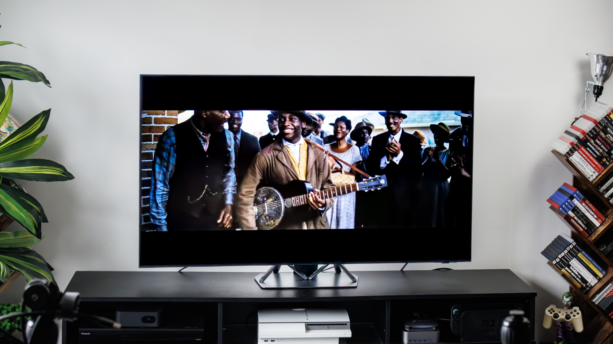 טלוויזיית Samsung QN90F Neo QLED בסלון