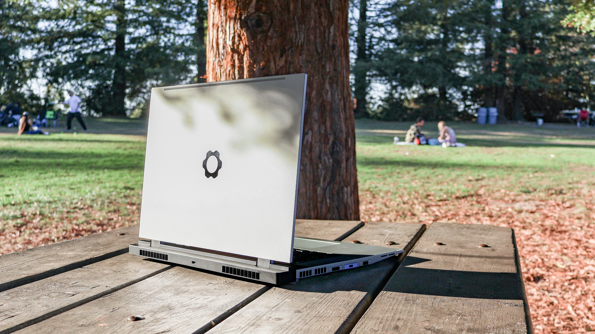 יחידת סקירה של Framework Laptop 16 (2025) על שולחן