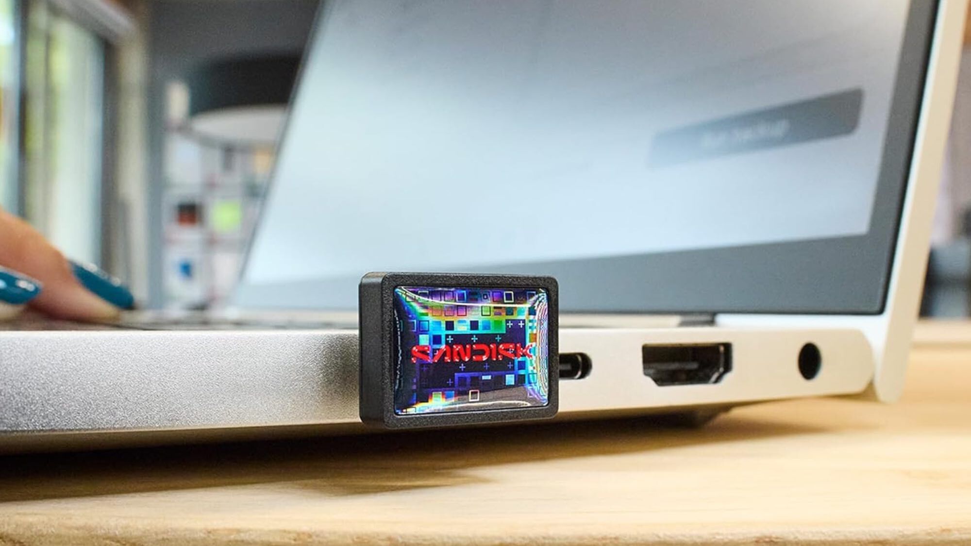 כונן ההבזק החדש 'Plug-and-Stay' של SanDisk מעניק למחשב הנייד שלך אחסון נוסף של 1TB בעיצוב זעיר תמורת 119 דולר בלבד