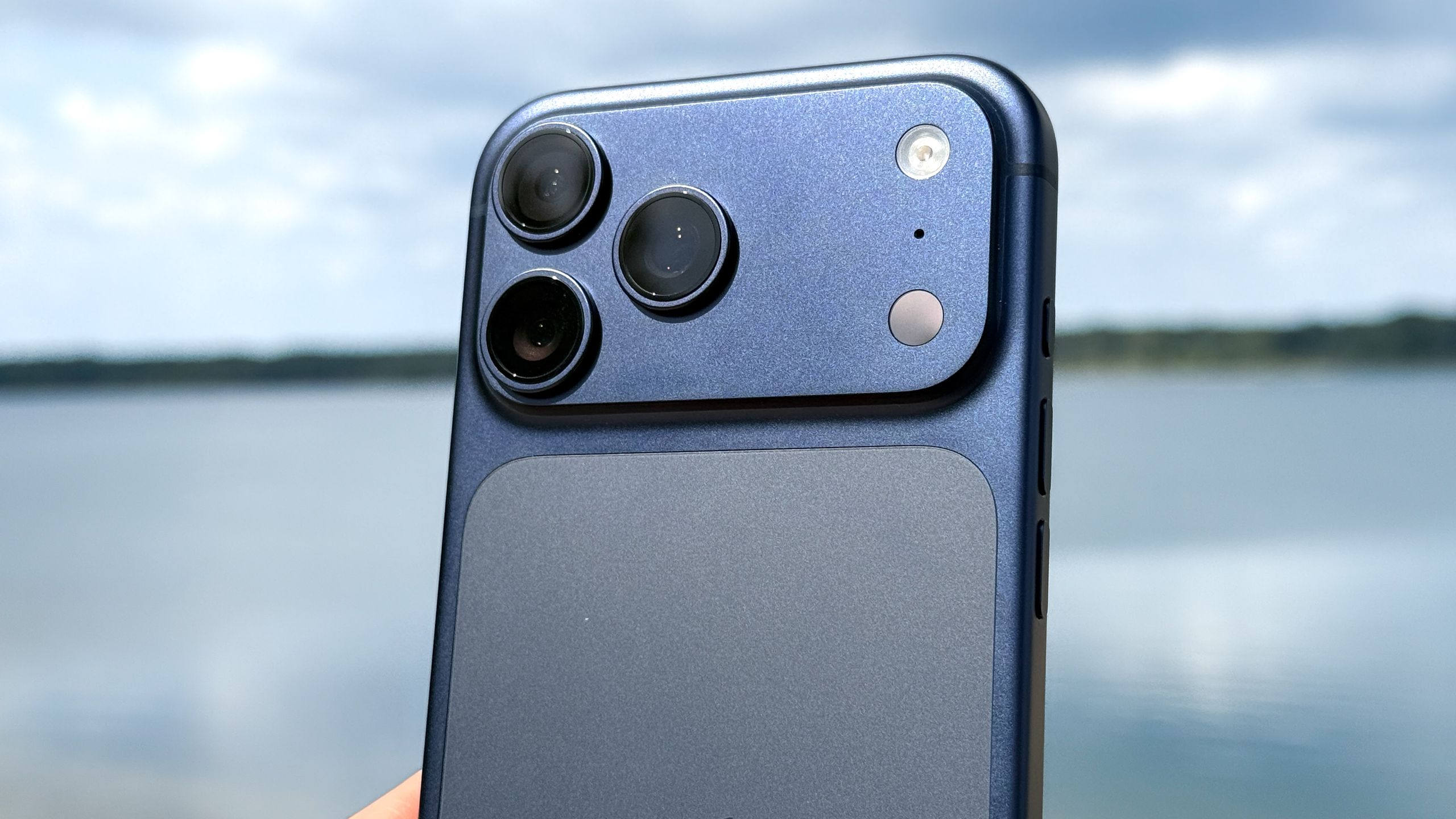 הסמארטפונים נעשים דקים וקלים יותר - וה-iPhone 18 Pro Max עשוי ללכת לכיוון השני