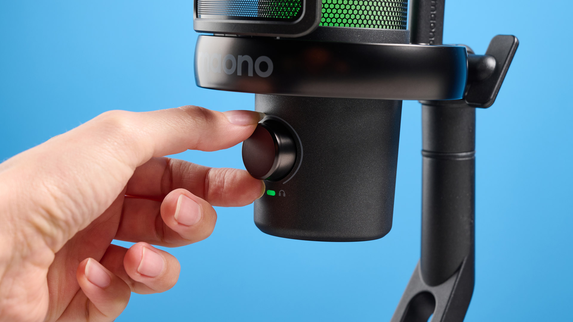 המיקרופון maono dm40 pro עם פאנל RGB ומסנן פופ מובנה עם קישוריות usb-c וקישוריות אלחוטית