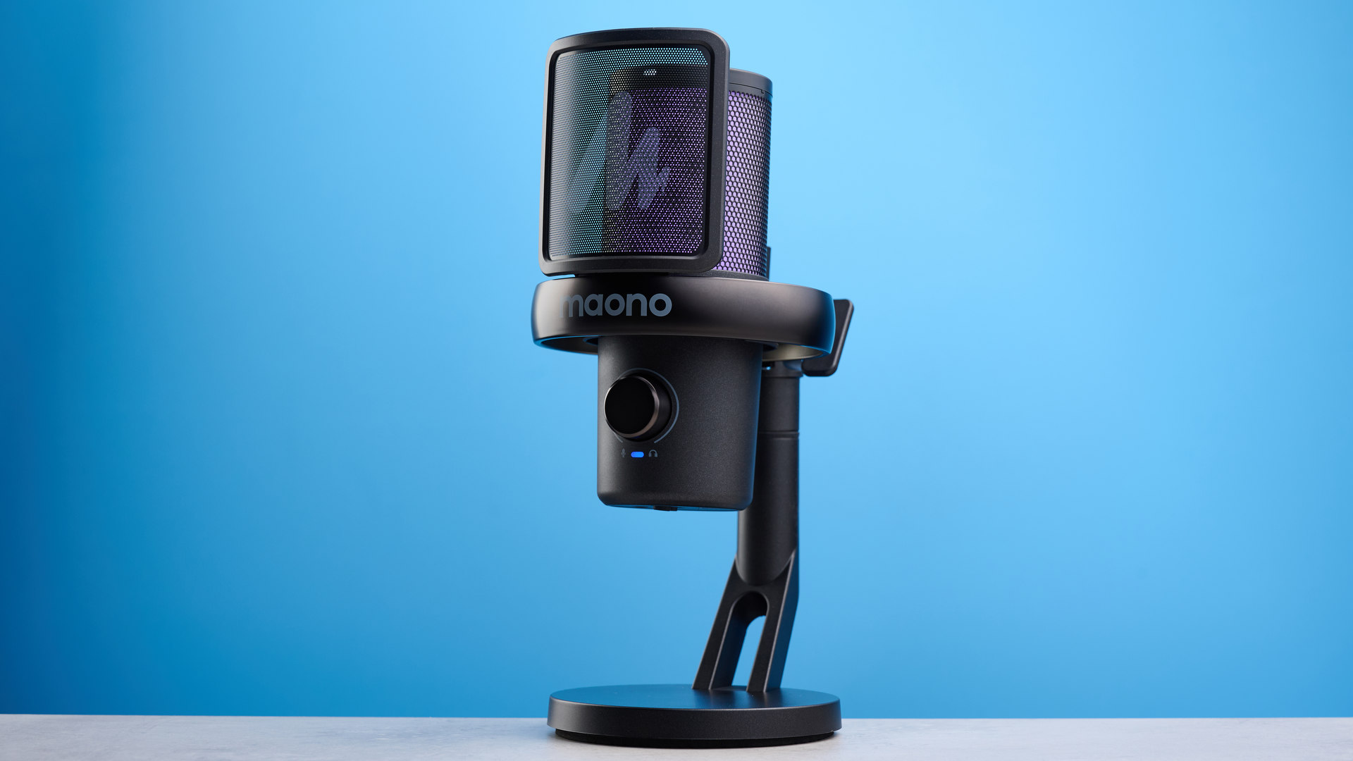 המיקרופון maono dm40 pro עם פאנל RGB ומסנן פופ מובנה עם קישוריות usb-c וקישוריות אלחוטית