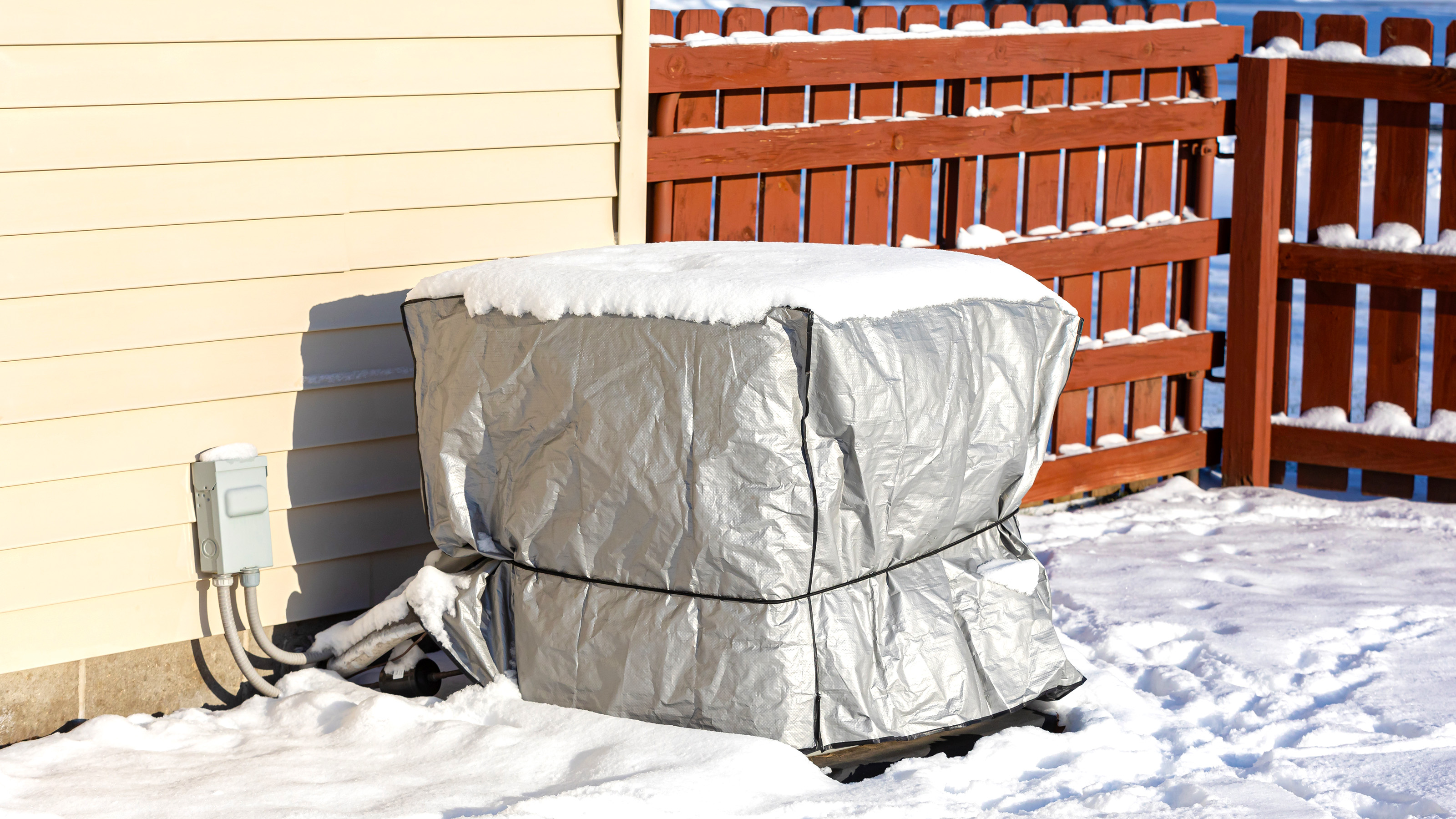 יחידת HVAC בחוץ במזג אוויר גרוע