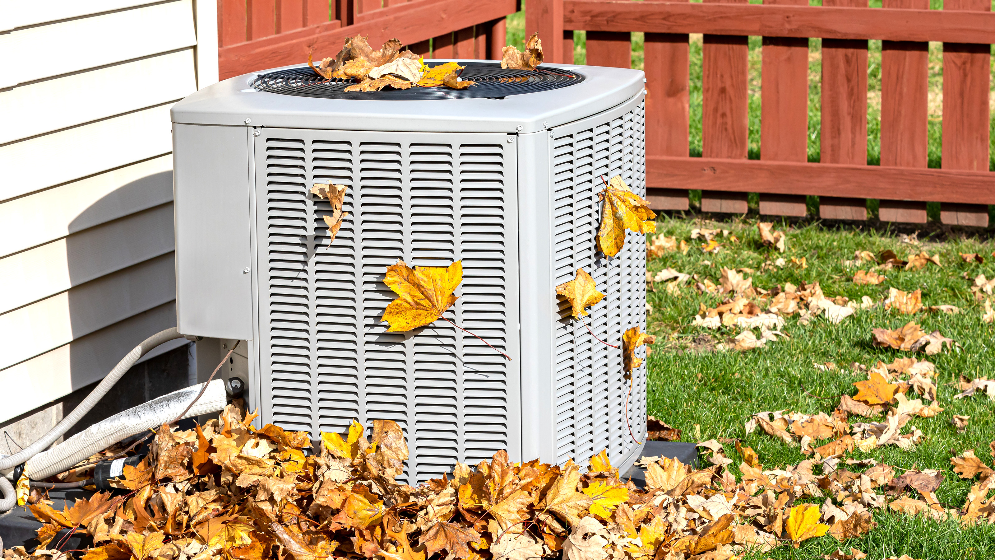 יחידת HVAC בחוץ במזג אוויר גרוע