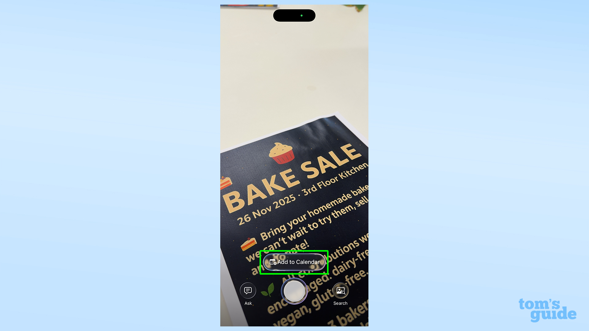 Apple Visual Intelligence מסתכלת על עלון למכירת אפייה, כשהלחצן הוסף ליומן במרכז התחתון מודגש