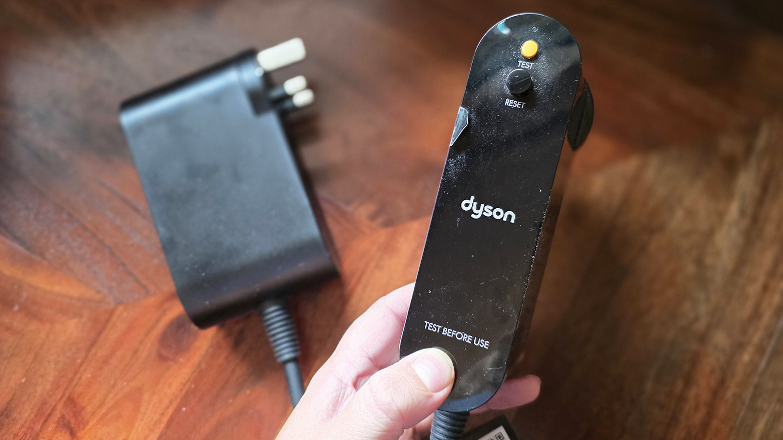 תקעים של Dyson Airstrait ו-Supersonic R