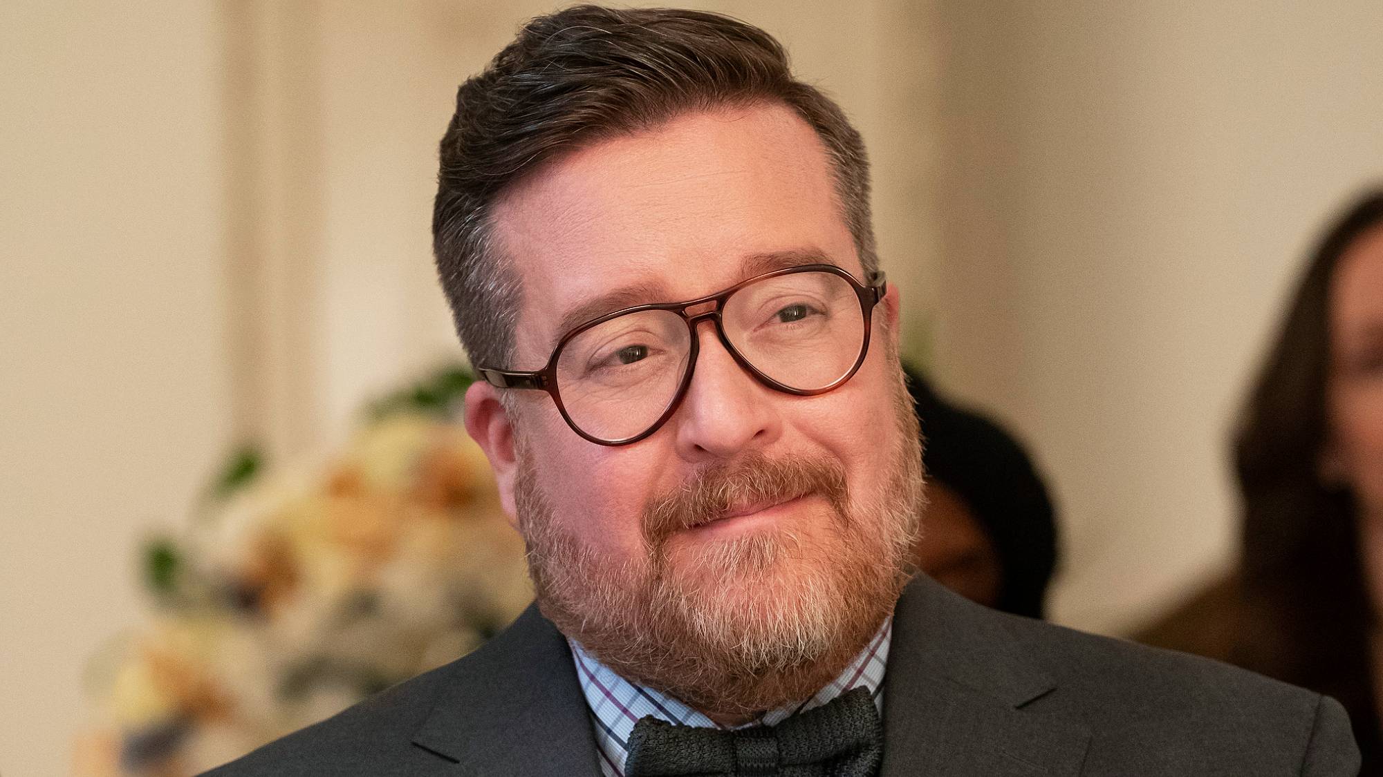 מייקל סיריל קרייטון בתפקיד הווארד ב- "רק רציחות בבניין" עונה 5