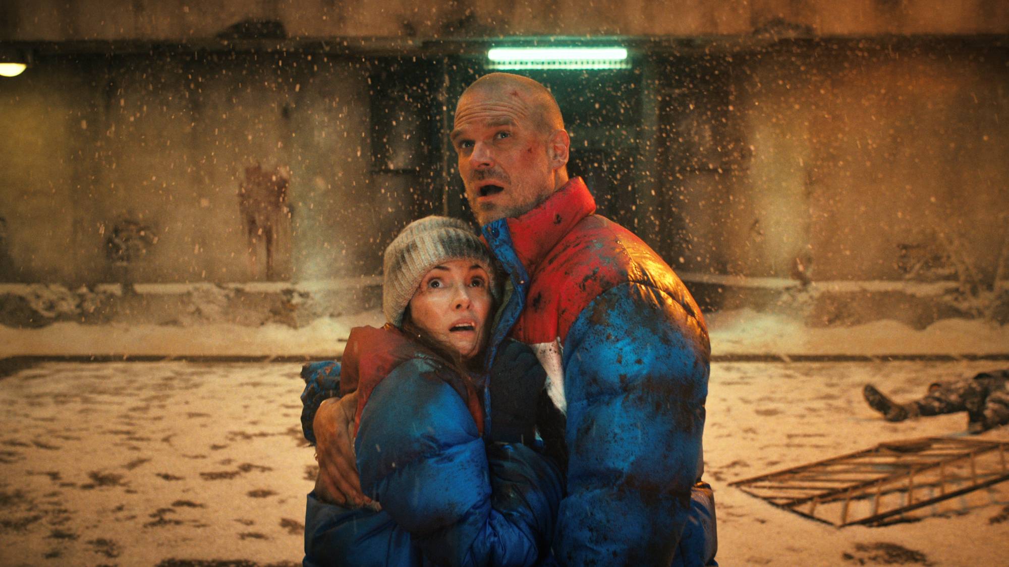 וינונה ריידר בתור ג'ויס ביירס ודיוויד הרבור בתור ג'ים הופר ב-"Stranger Things" עונה 4 בנטפליקס