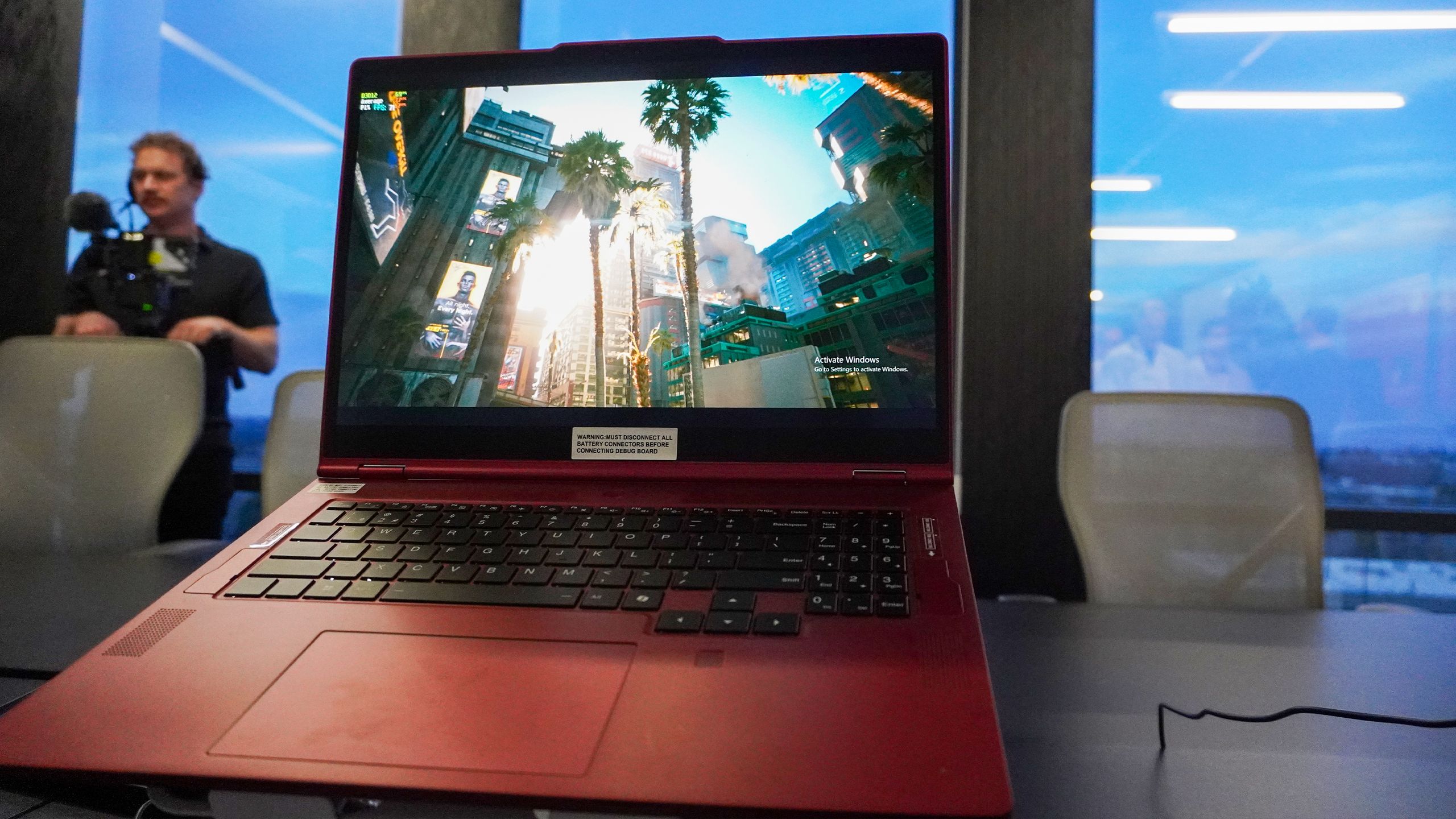 אני בהלם עד כמה Snapdragon X2 Elite יכול לשחק משחקים עם Cyberpunk שמגיע מעל 75 FPS בבדיקות שלי