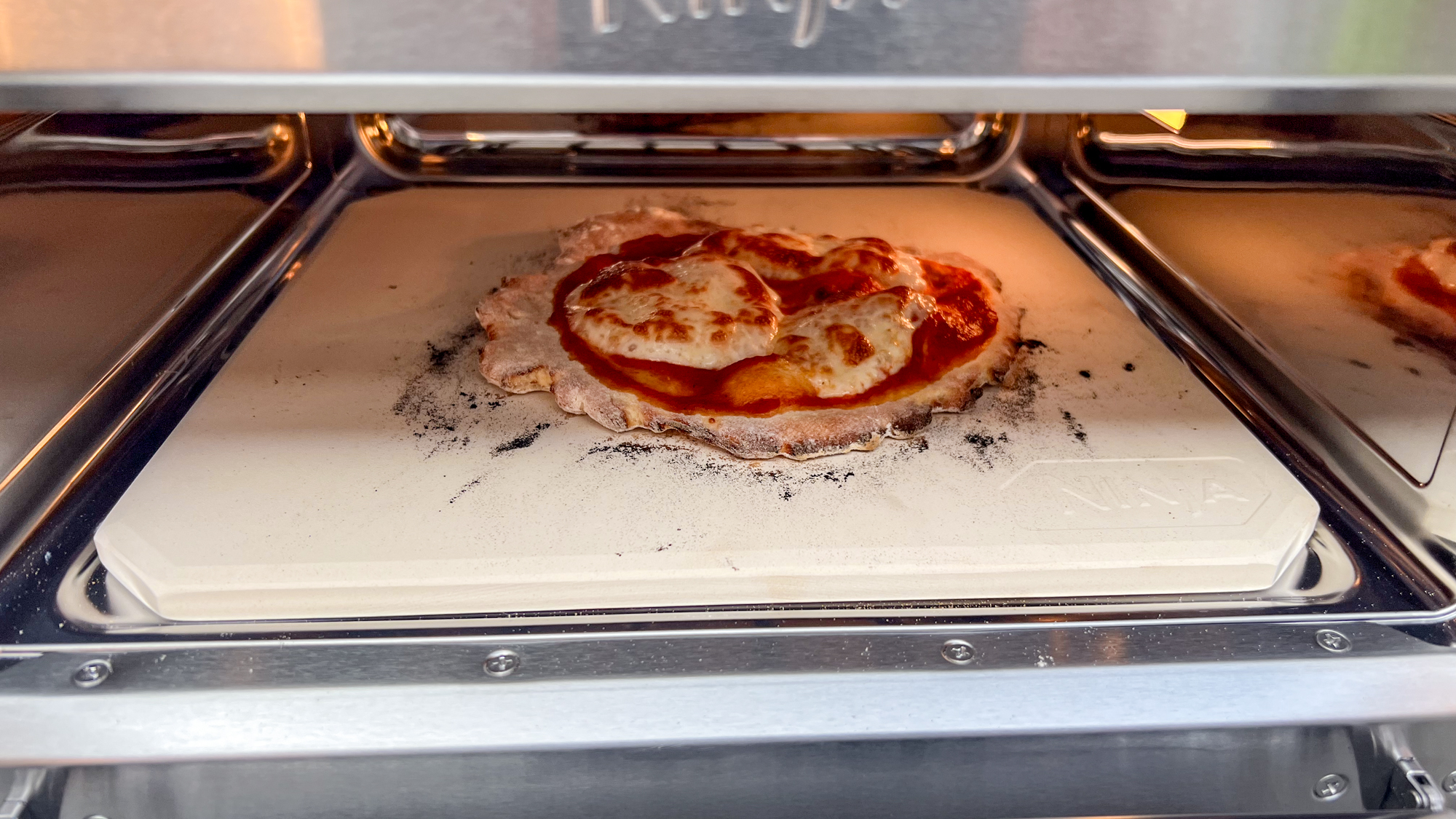 תנור פיצה חיצוני Ninja Artisan בחצר אחורית