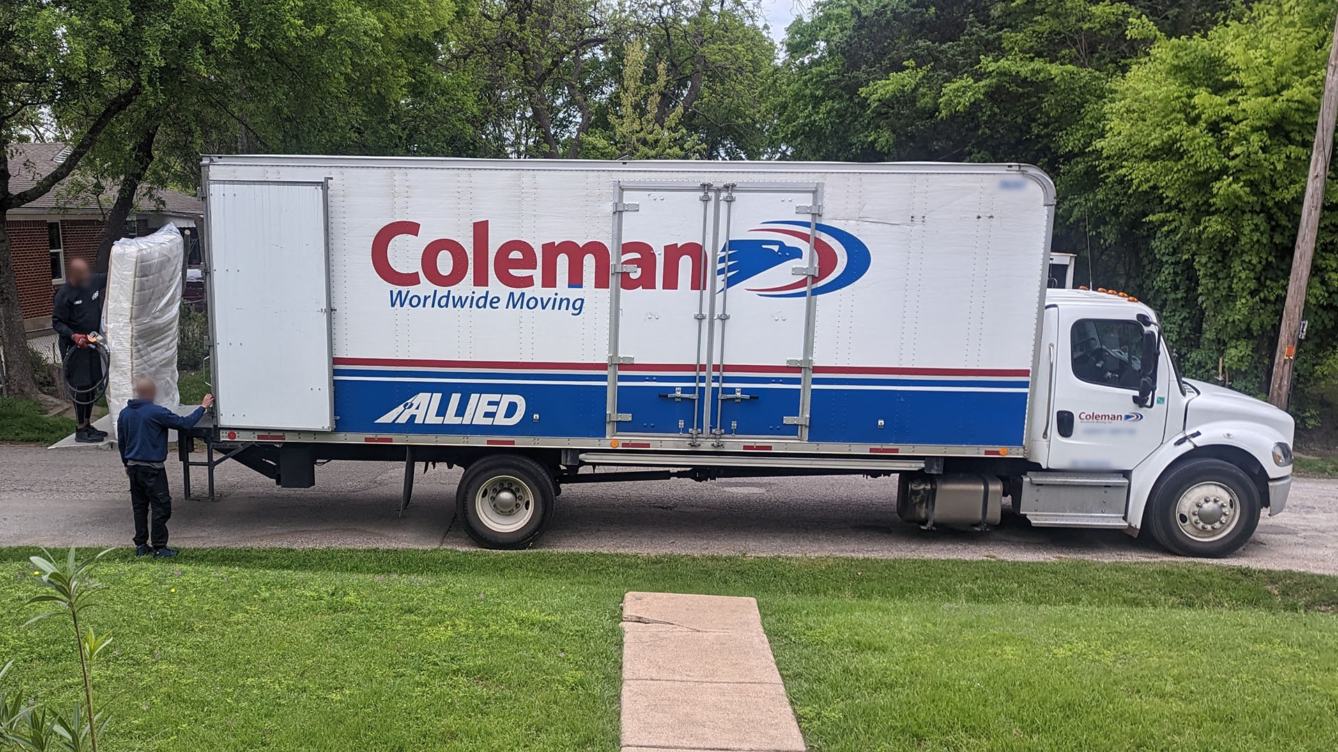 טנדר משלוחים עם מזרן היברידי קצף זיכרון Saatva פריקה.