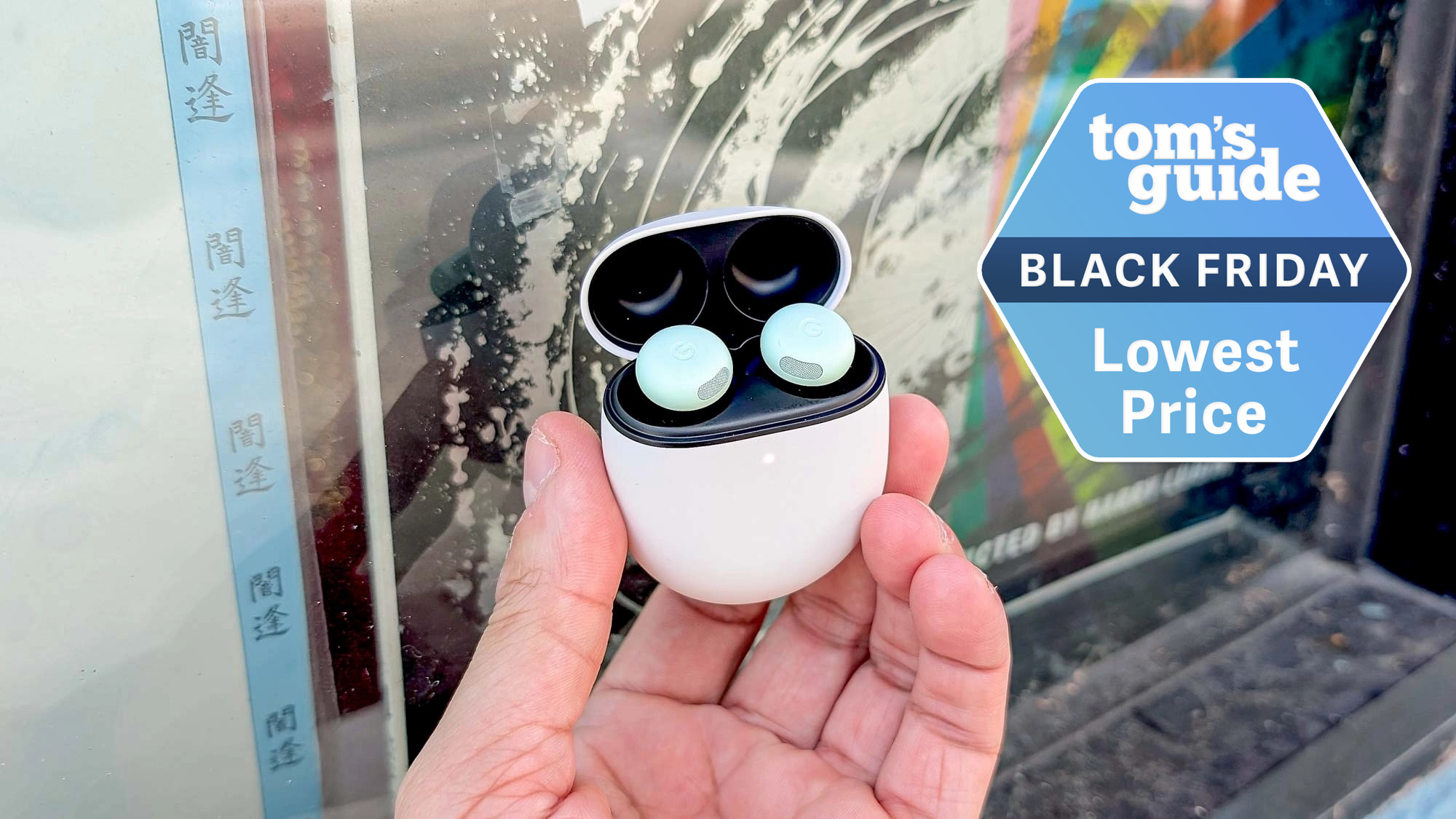 נרתיק Pixel Buds 2 Pro מוחזק ביד עם תג Black Friday בקרבת מקום.