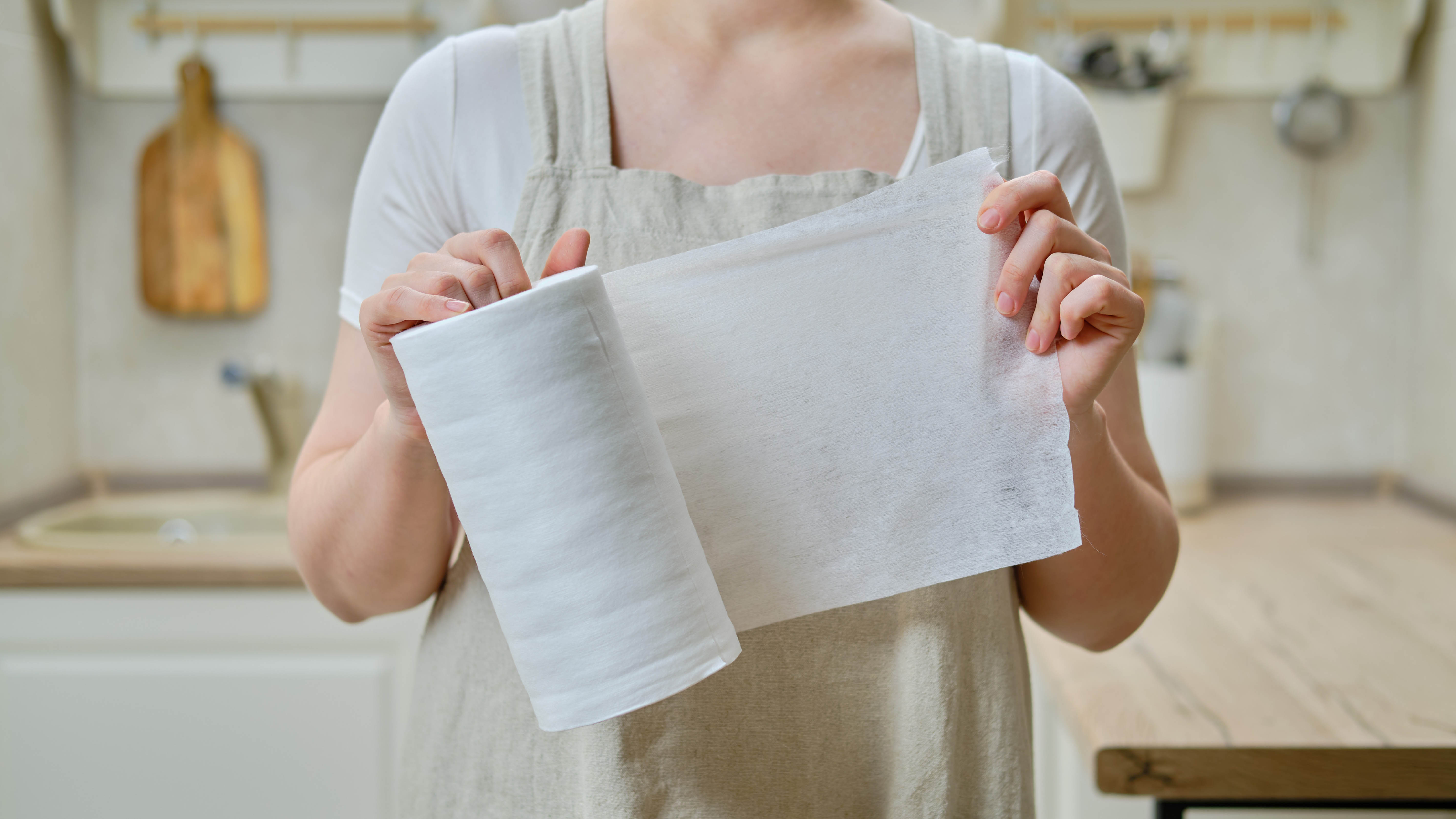 מישהו פותח מגבת מטבח