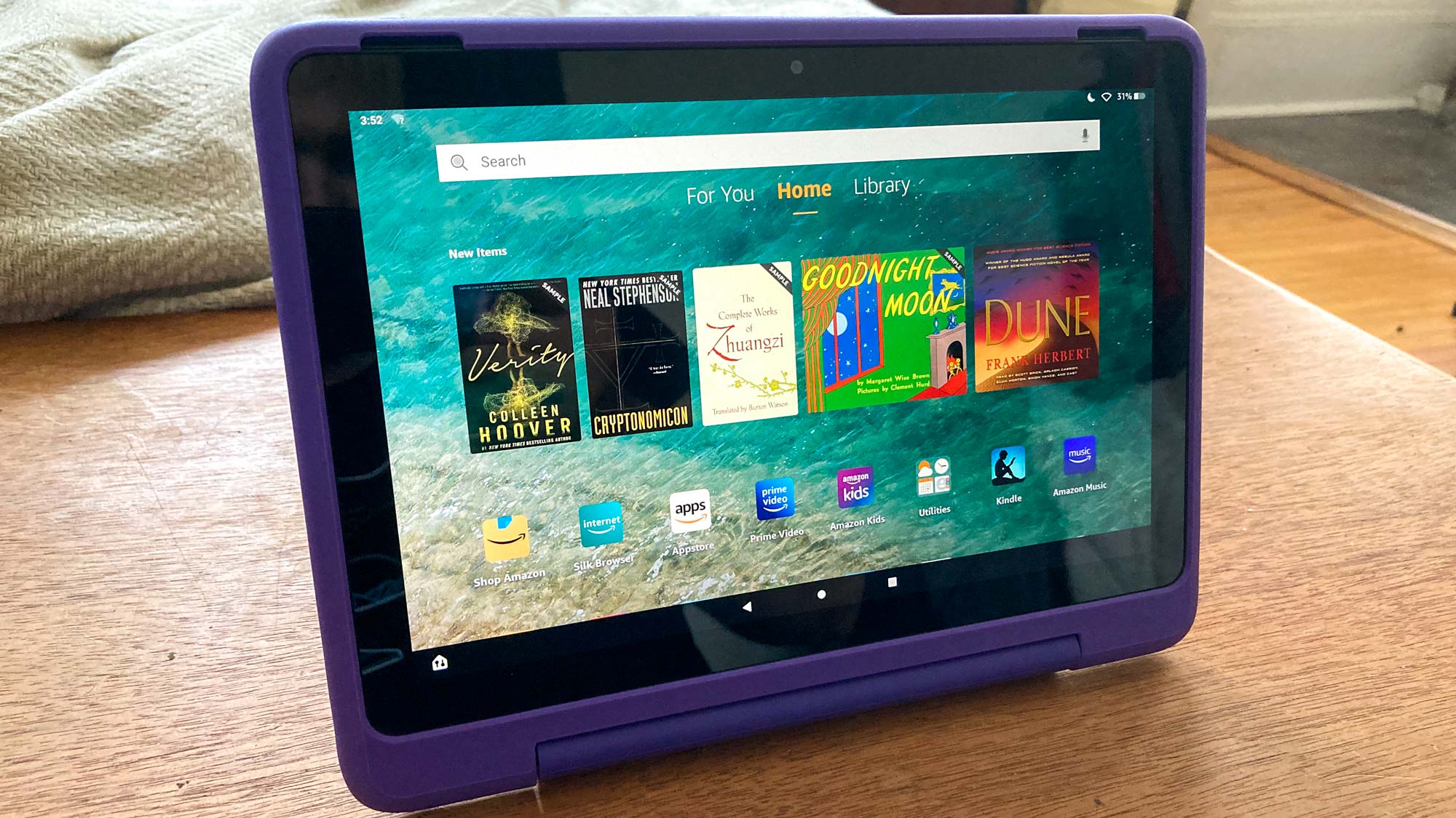 Amazon Fire HD 10 Kids Pro על שולחן