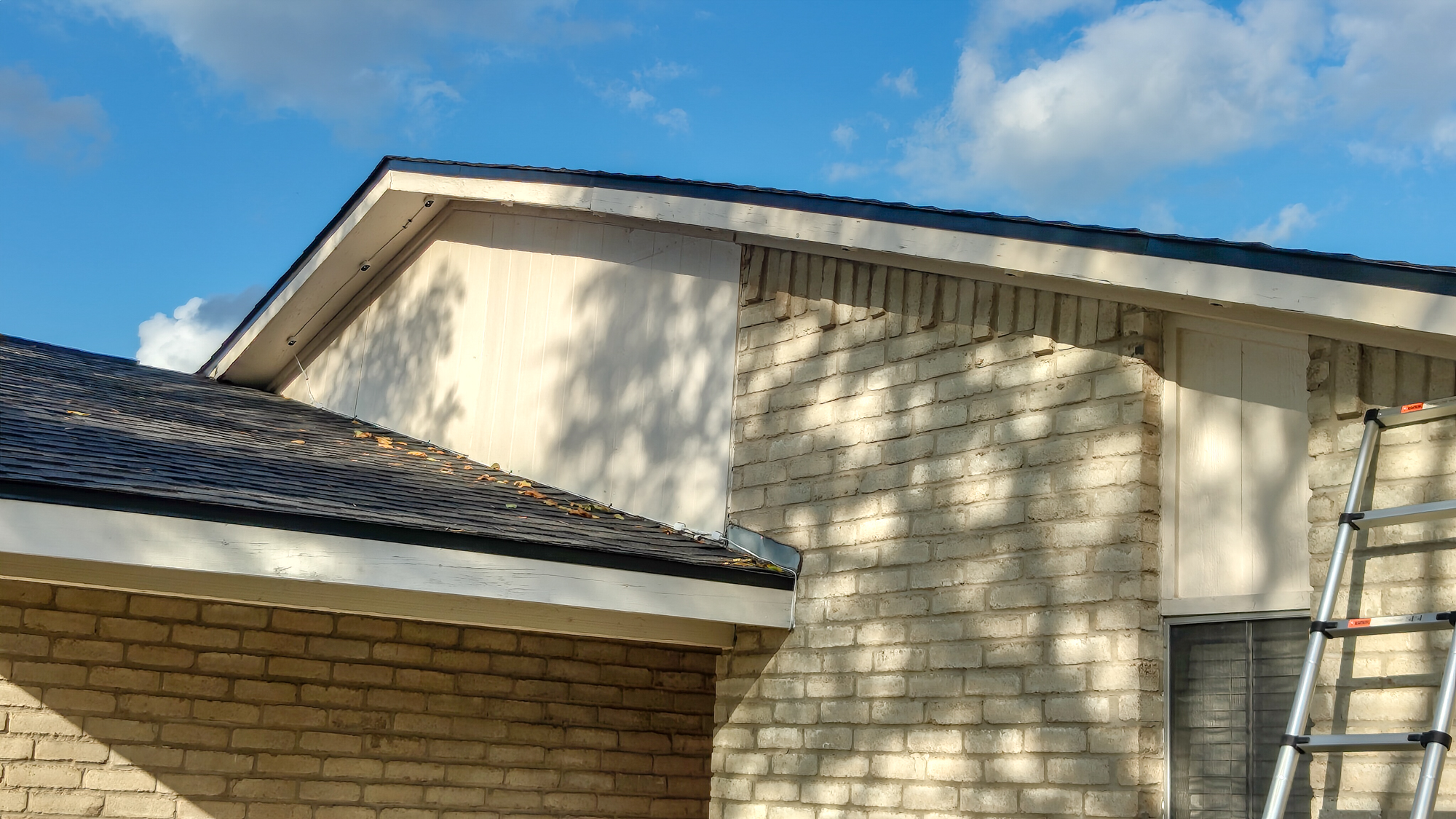 תמונה שמראה כיצד אתה יכול להשתמש בכבלי ההארכה הכלולים כדי להפעיל את אורות החוץ הקבועים של Govee's Prism עד לחלקים אחרים של הגג שלך