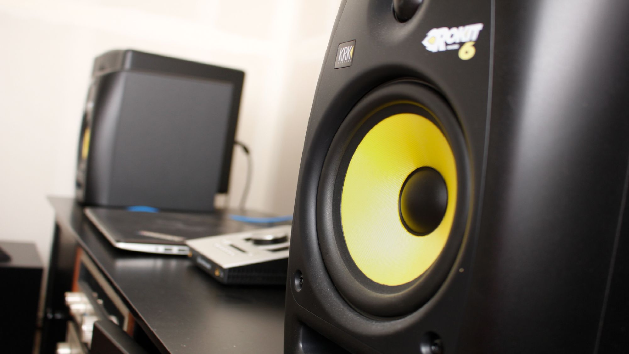 אבק הורס את הסאונד שלך - הנה איך לנקות נכון את הרמקולים שלך