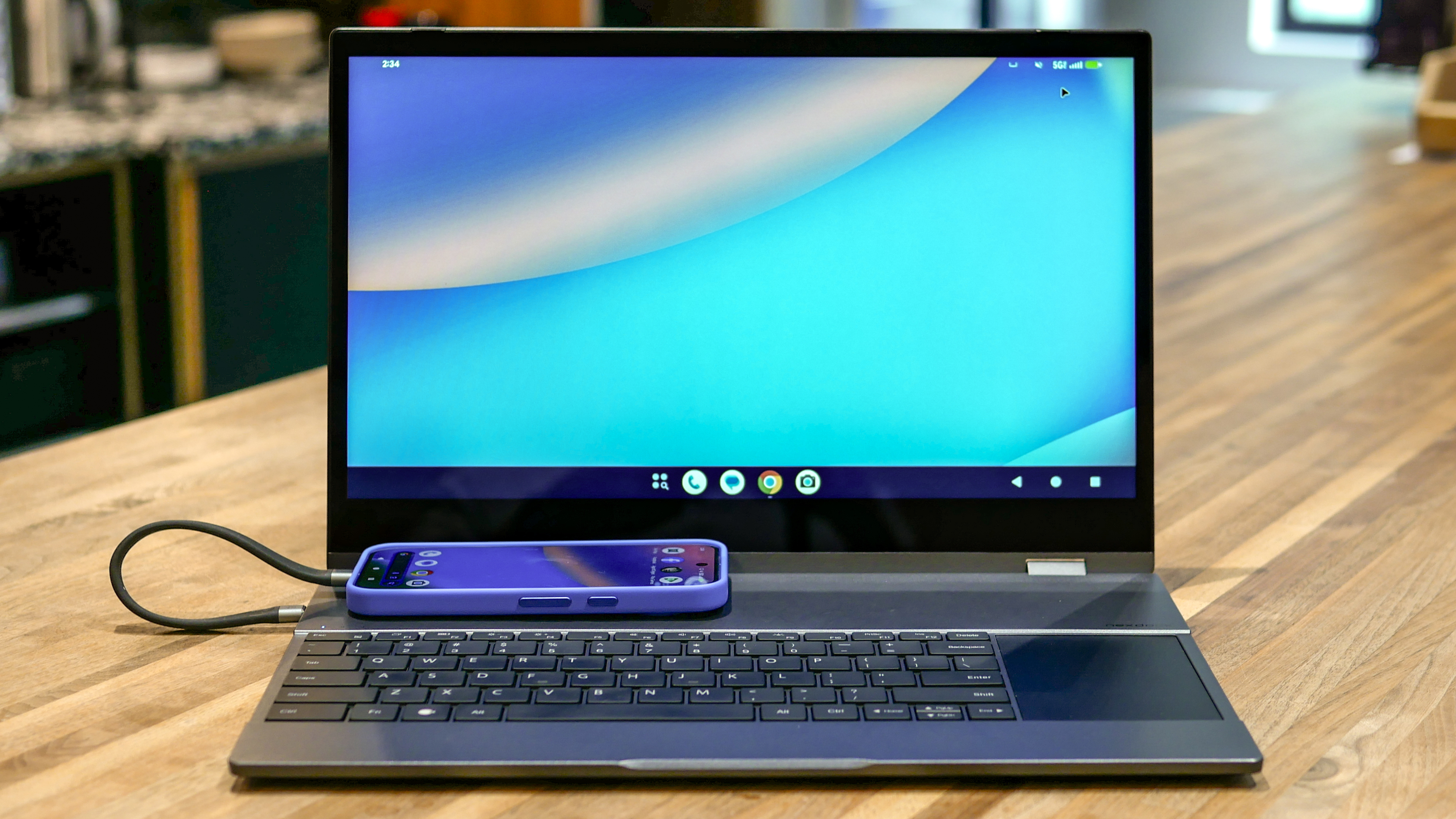 Pixel 10 עם מצב שולחן העבודה של Android 16.