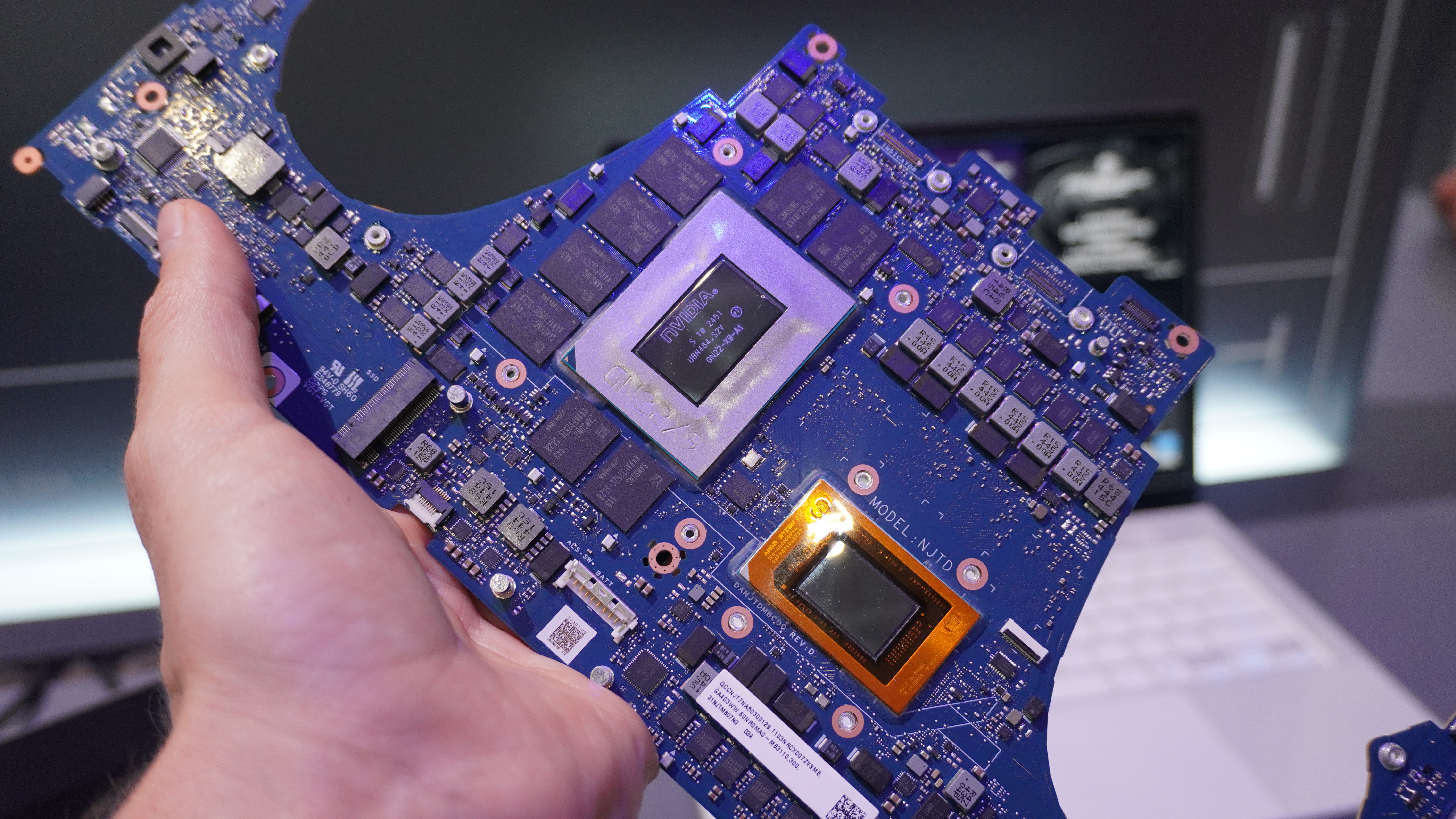 לוחות אם Asus ROG Zephyrus G14 ביד