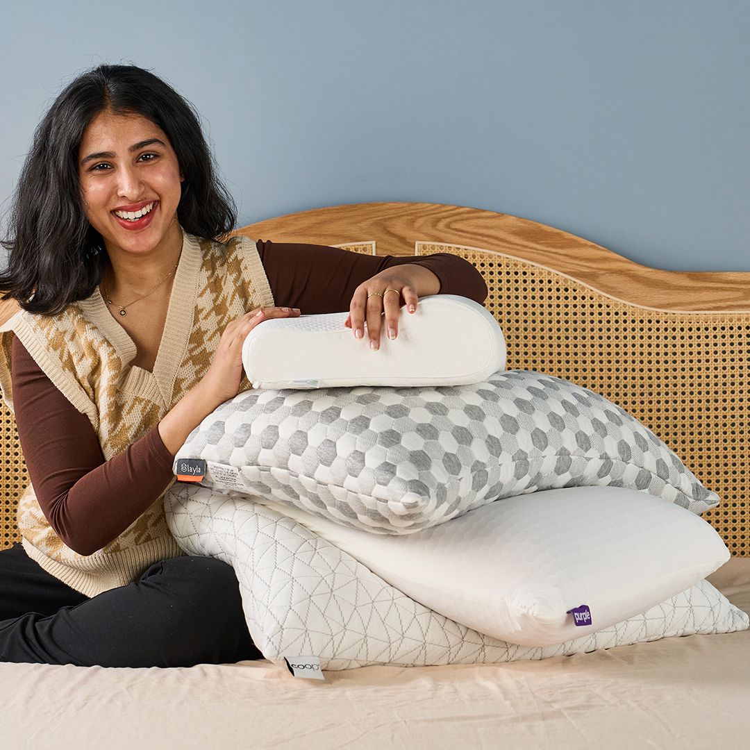 מדריך השינה של טום כותבת השינה בקי ג'ורג' ישבה ליד ערימת כריות שבדקה