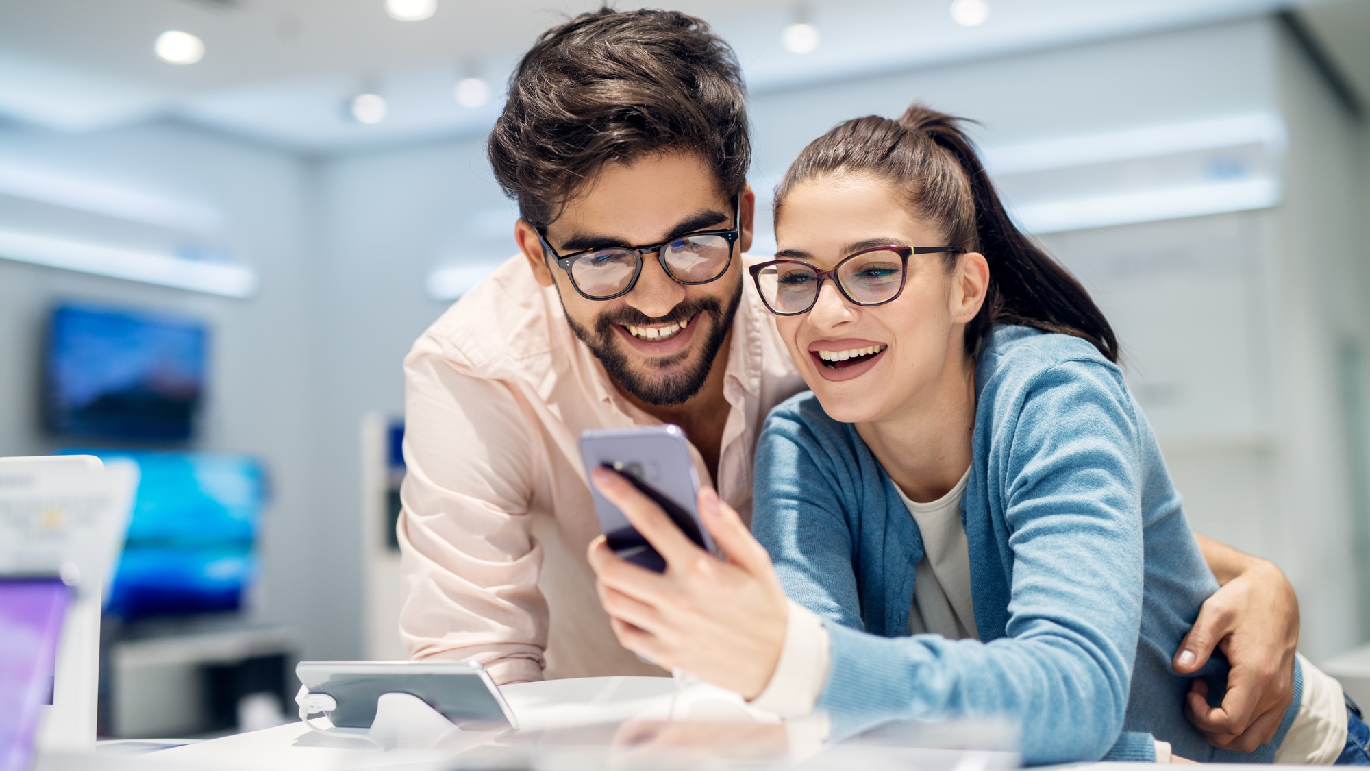 שני אנשים קונים טלפון