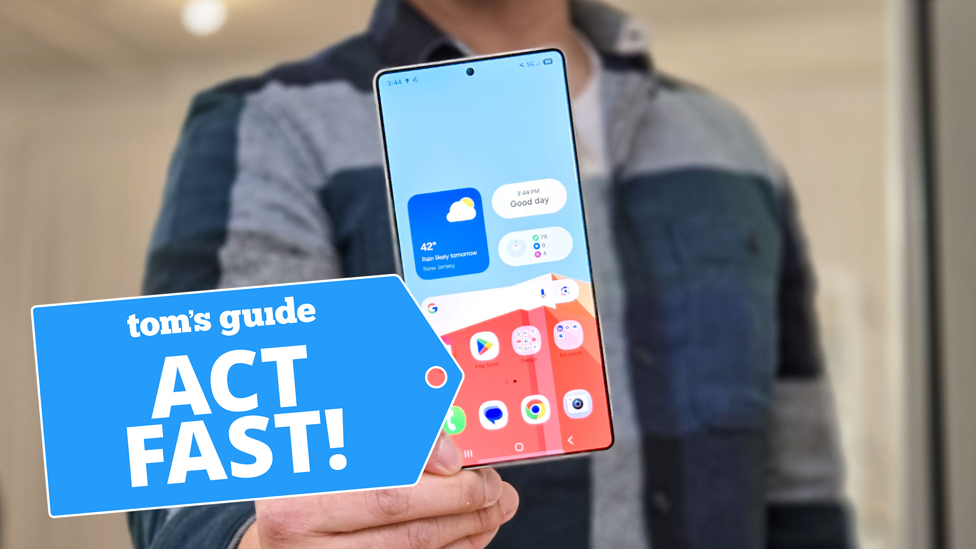 Galaxy S25 Ultra מוחזק ביד