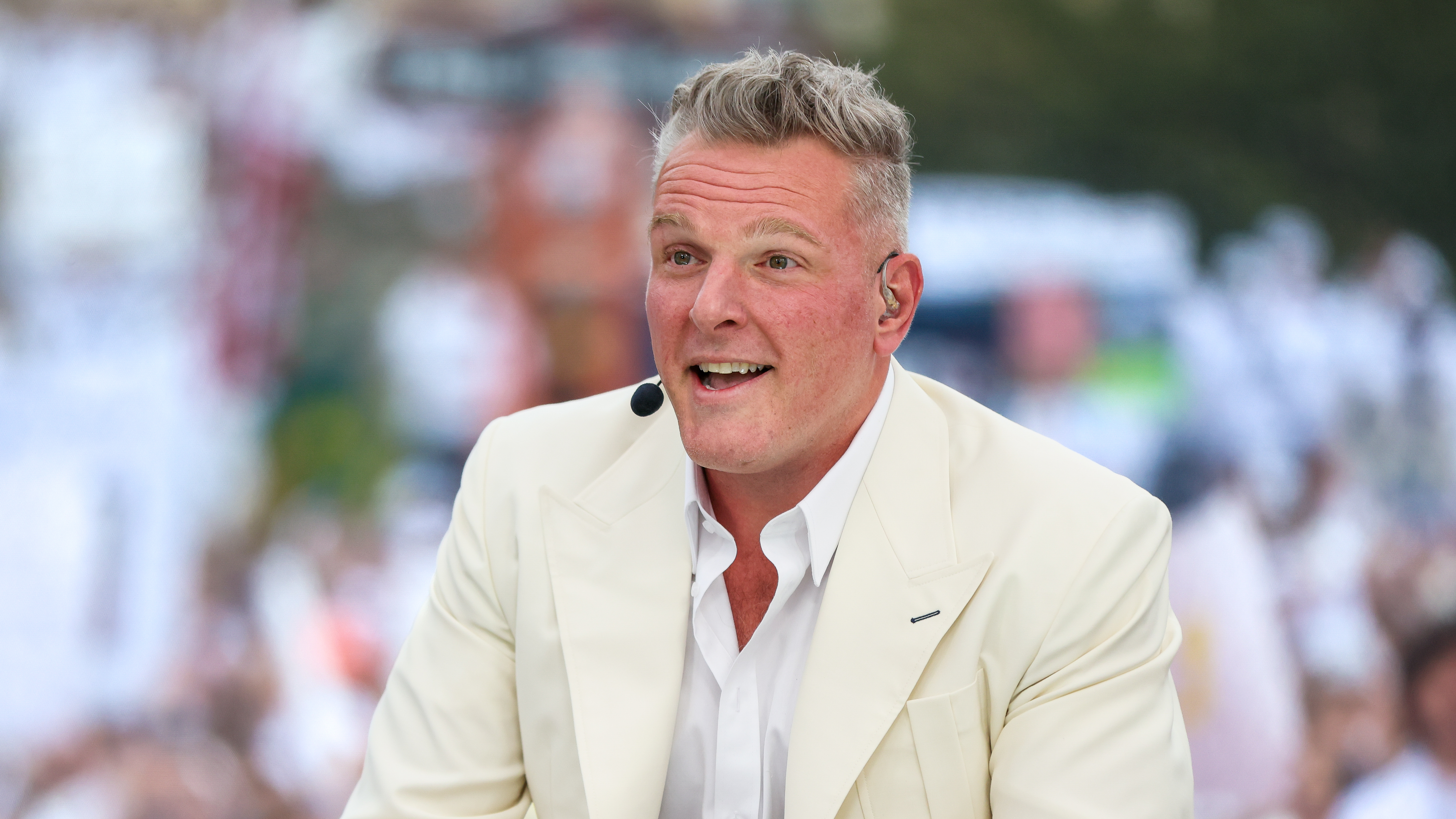 Pat McFee של ESPN בחליפה לבנה