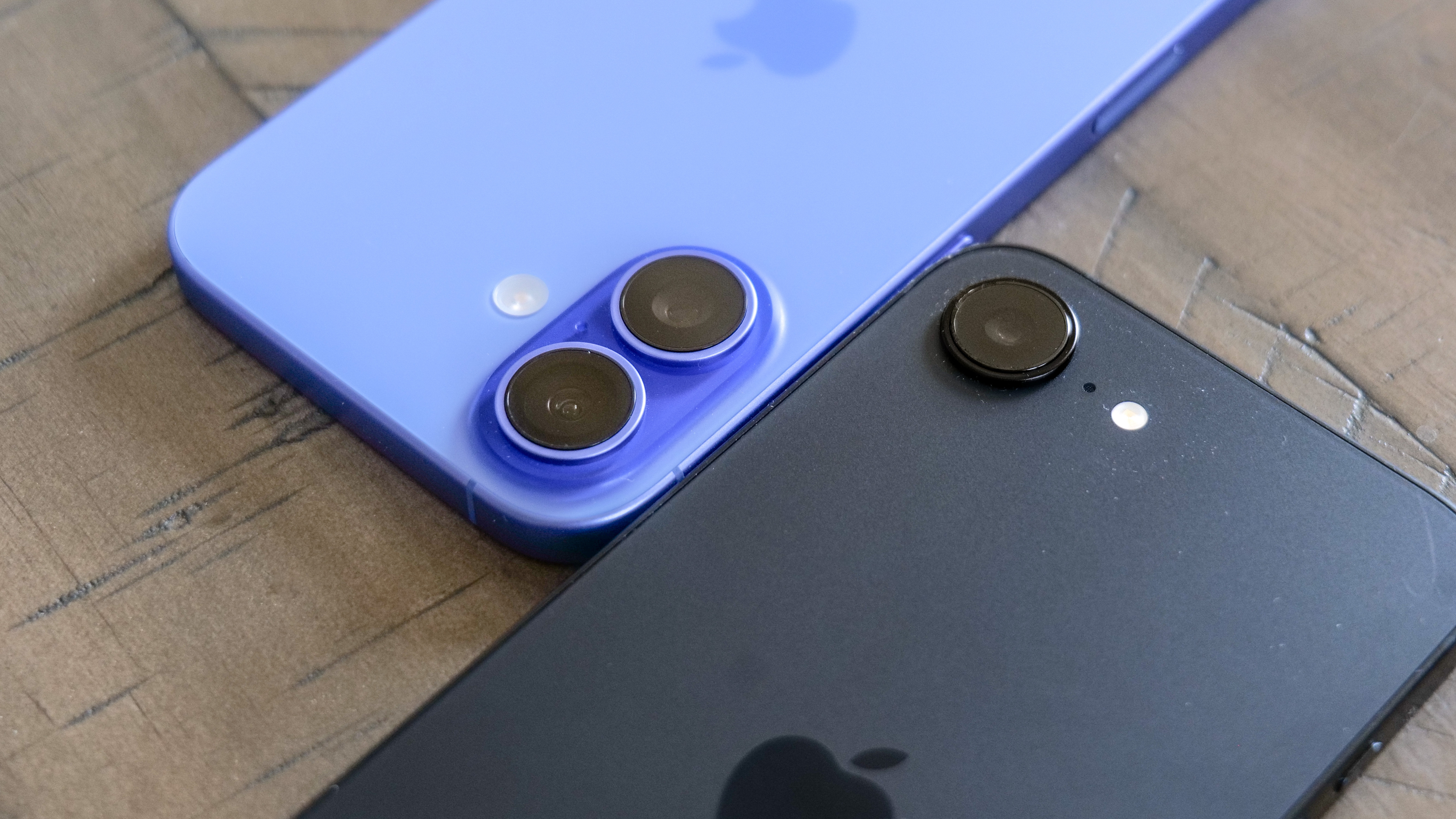 אייפון 16e מול אייפון 16.