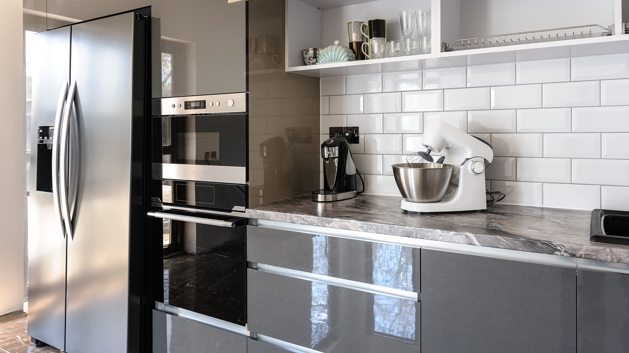 מטבח מרווח יוקרתי מודרני אפור, בז' ולבן, דלת של תנור חשמלי פתוחות