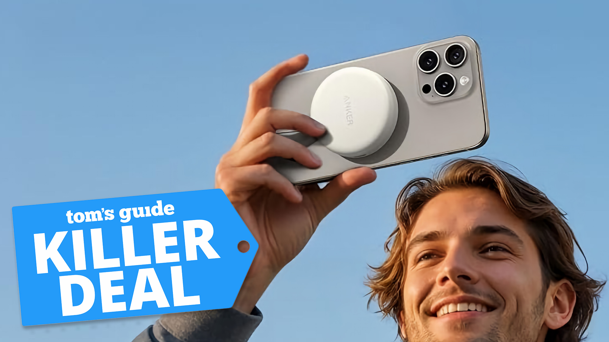 גבר אוחז באייפון עם מתאם Anker MagGo USB-C מחובר לגב.